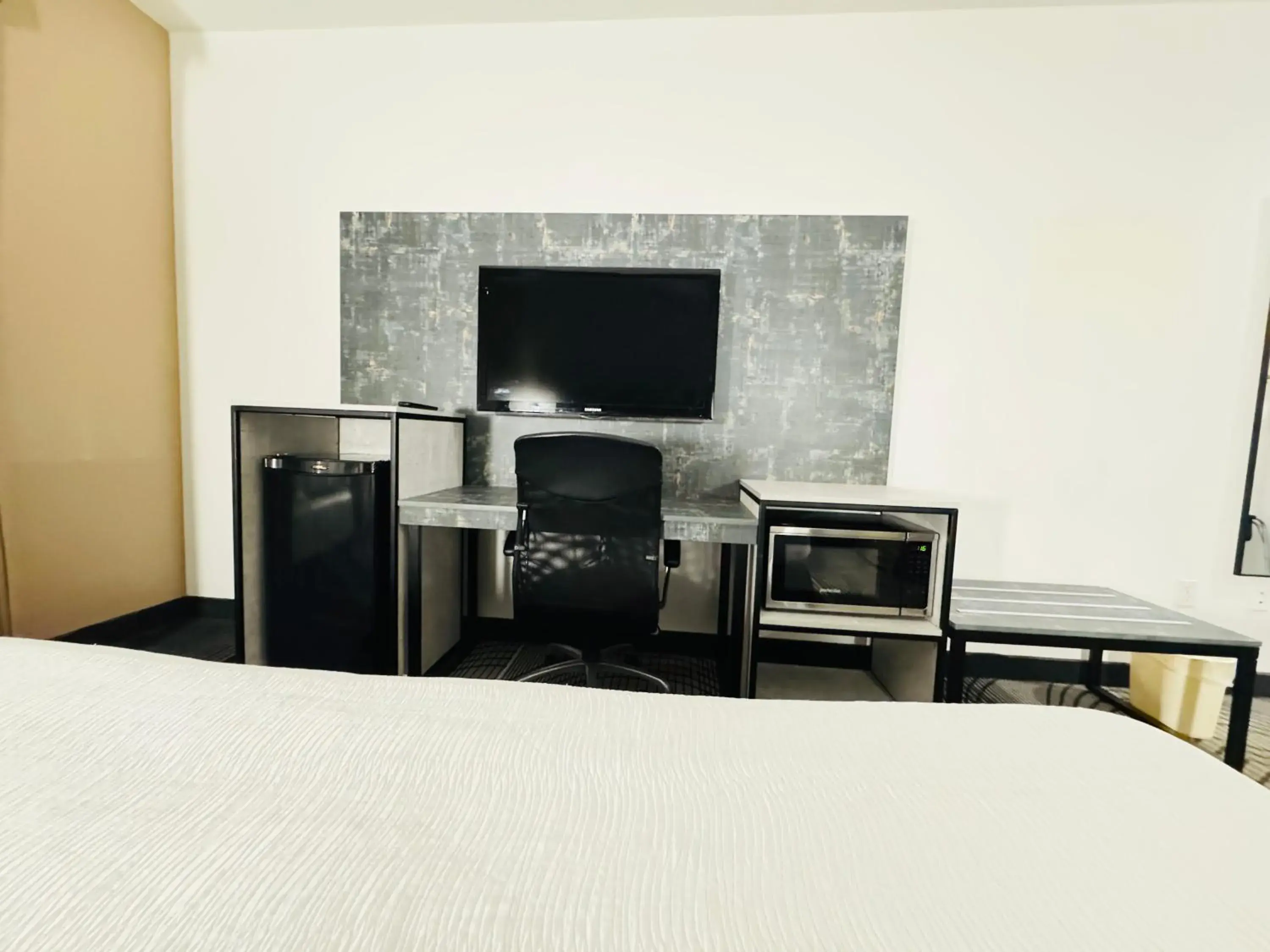 TV and multimedia, Bed in FairBridge Inn & Suites Cleburne TV and multimedia, Bed in FairBridge Inn & Suites Cleburne