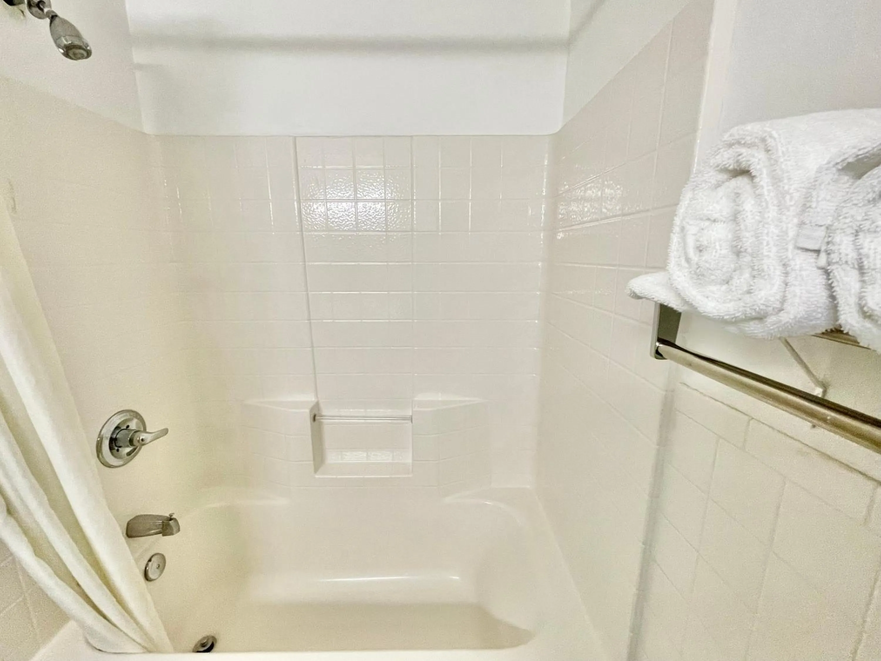 Bath in FairBridge Inn & Suites Cleburne