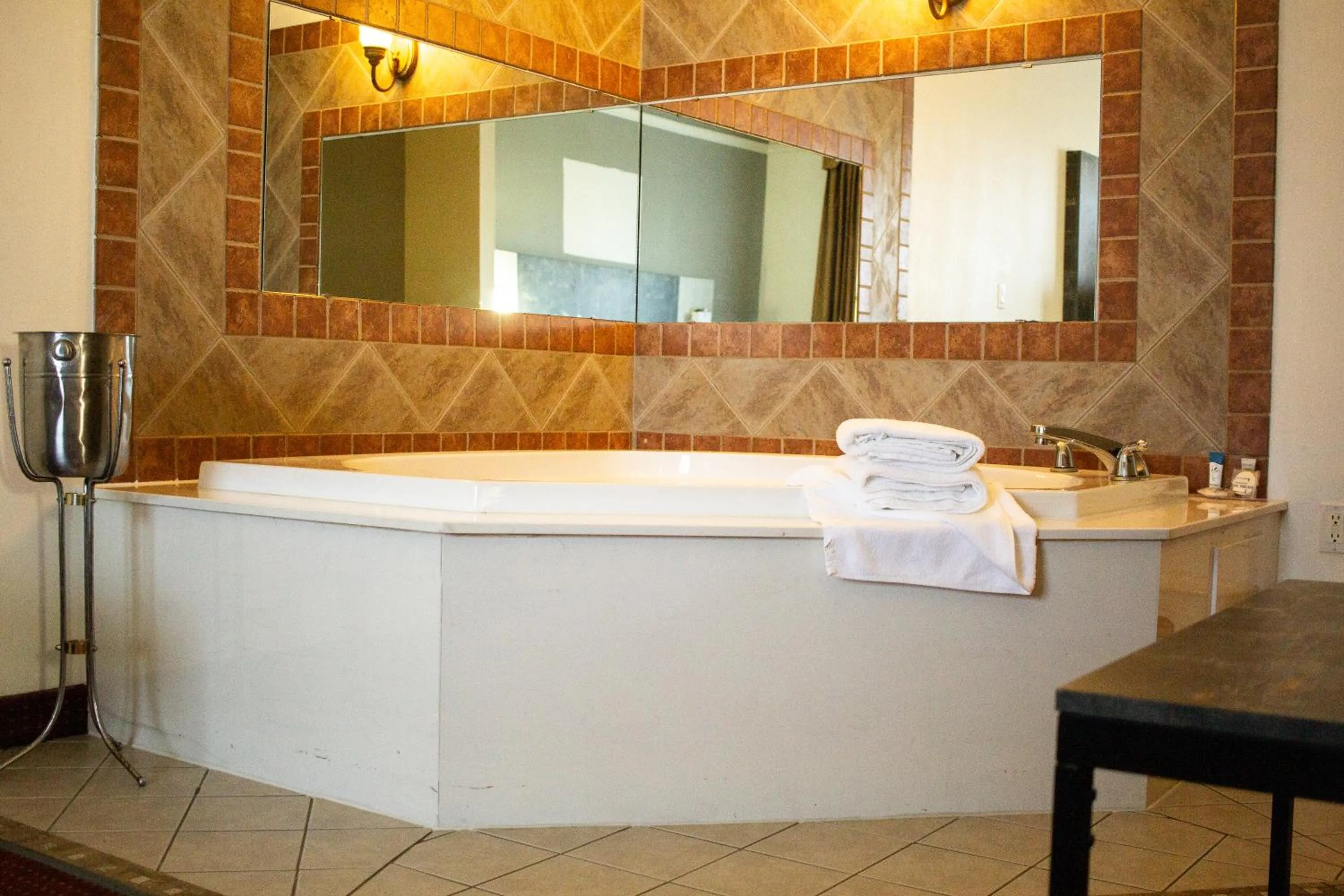 Bath in FairBridge Inn & Suites Cleburne