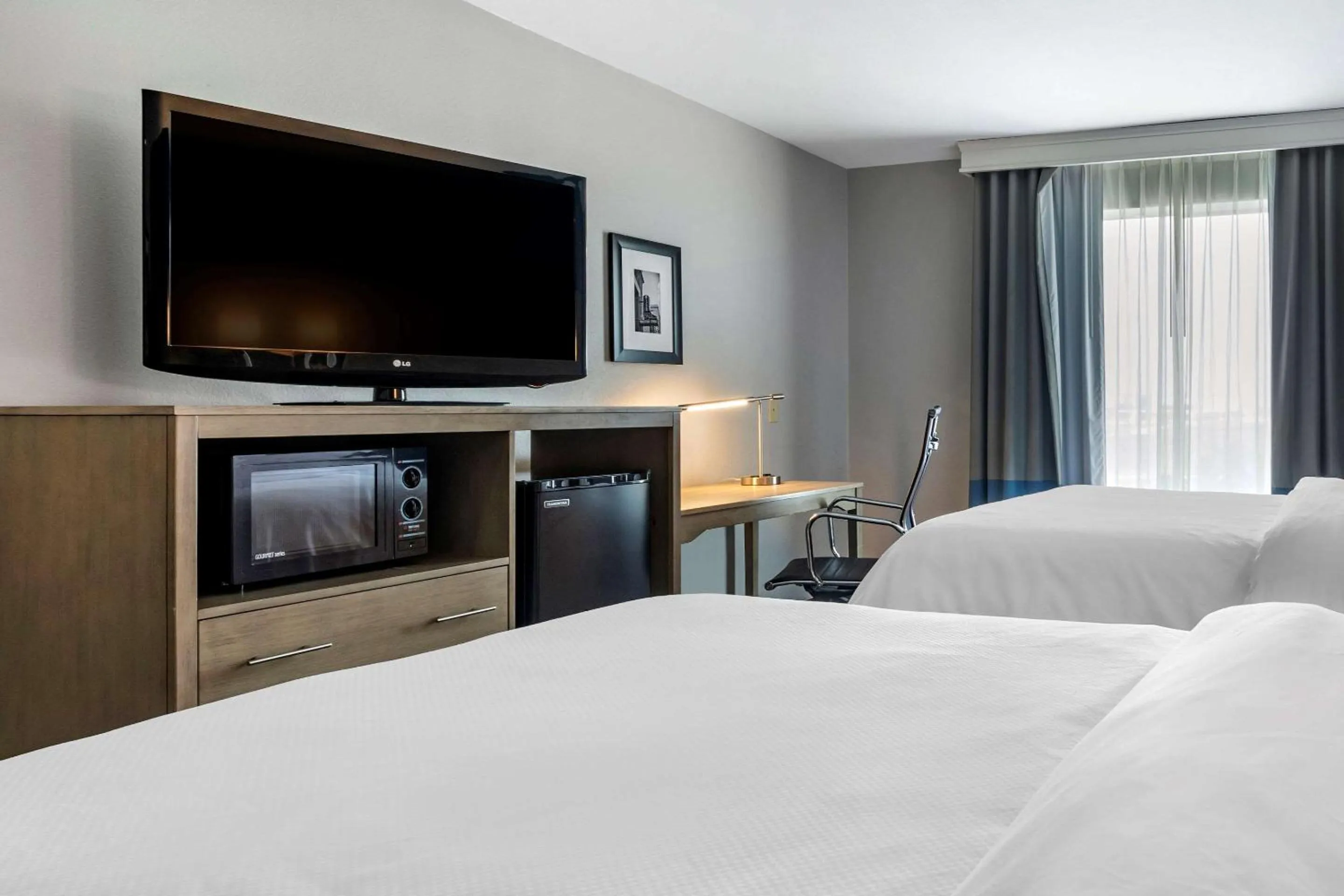 Photo of the whole room, Bed in Comfort Inn & Suites Mansfield