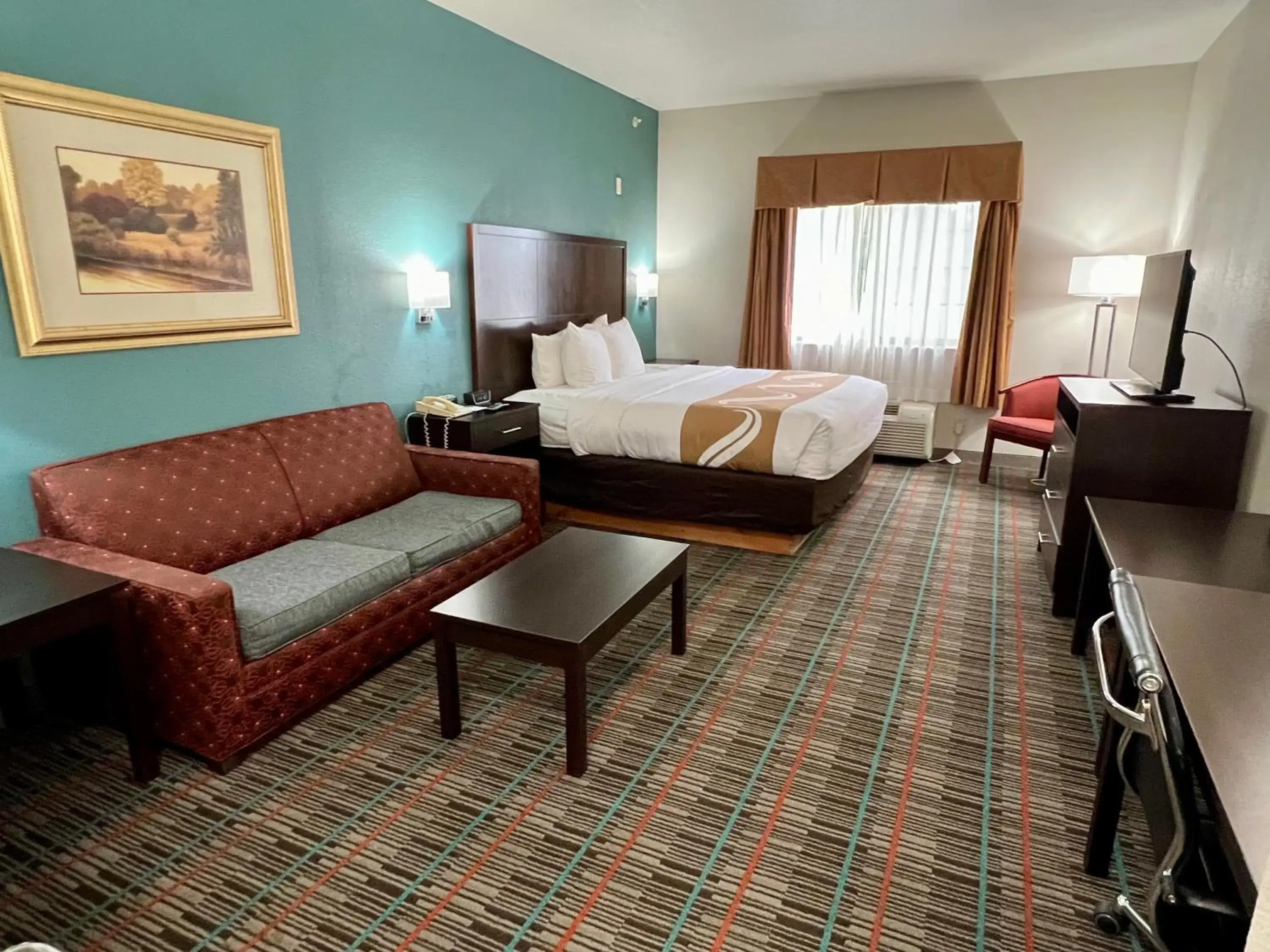 Bed in Quality Inn & Suites Near University Bed in Quality Inn & Suites Near University