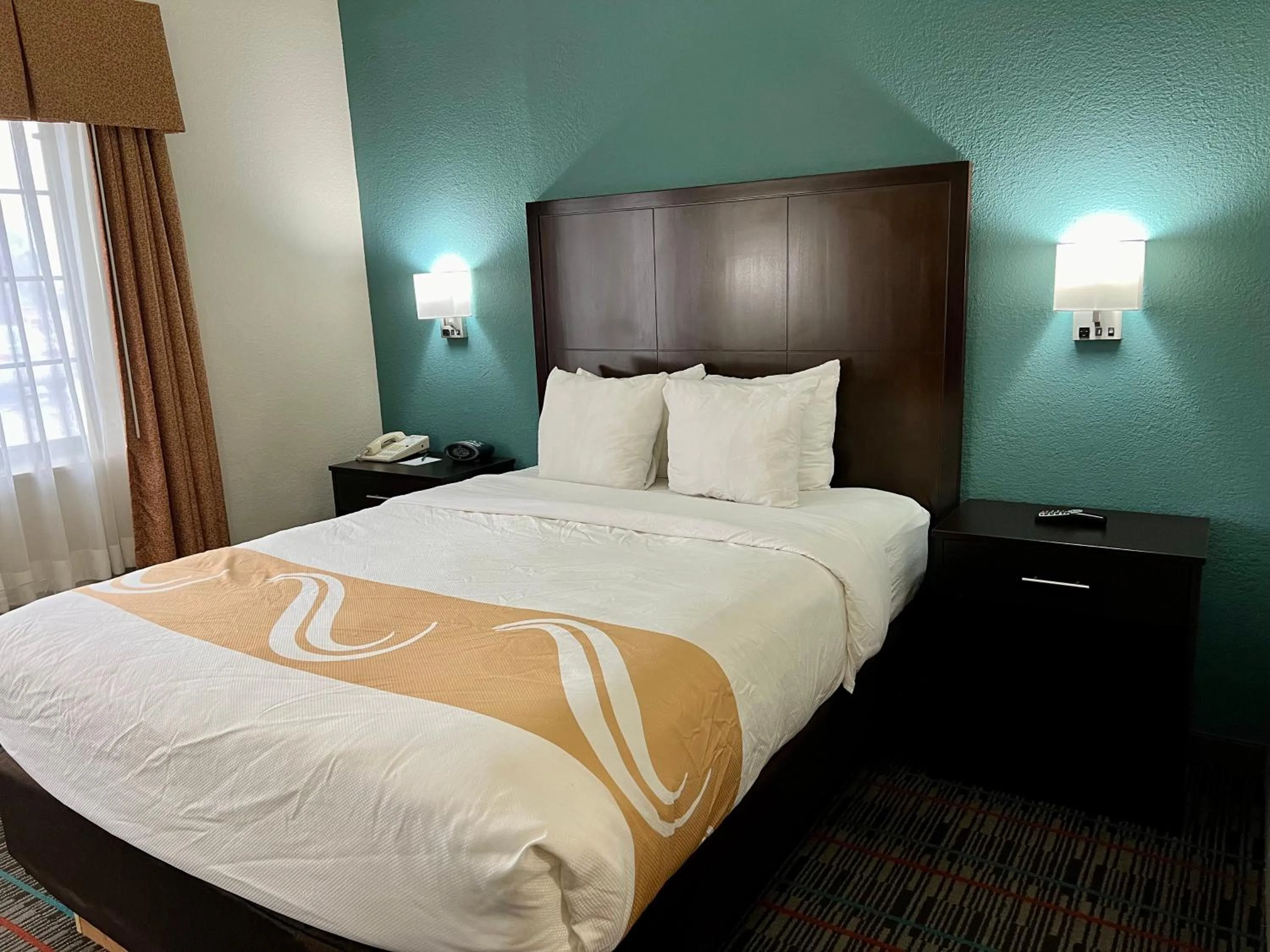 Bed in Quality Inn & Suites Near University