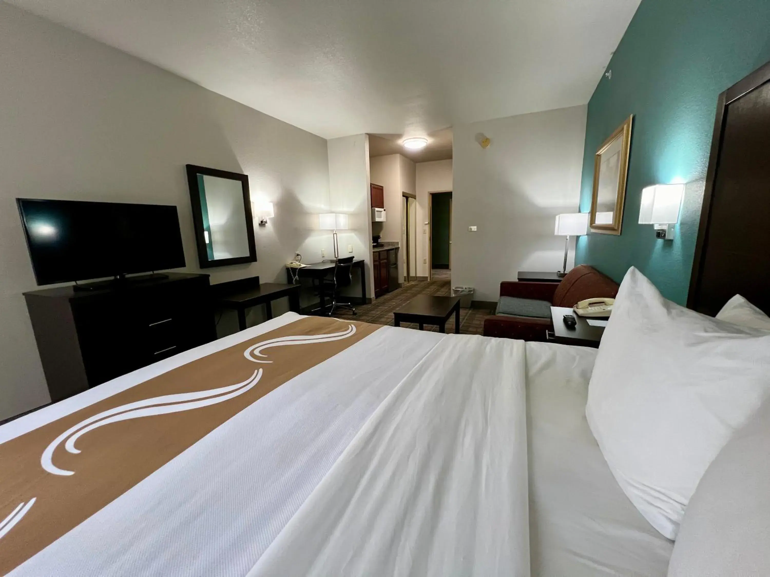 Bed in Quality Inn & Suites Near University Bed in Quality Inn & Suites Near University
