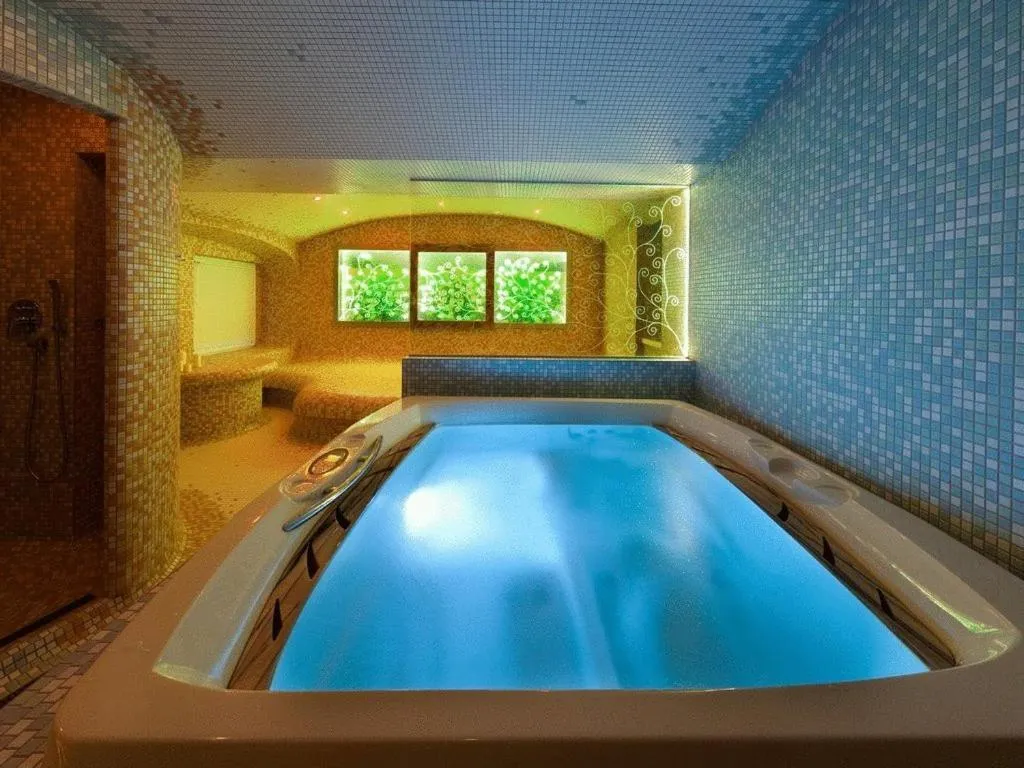 Hot Tub in Zámecký Hotel Zlatý Orel