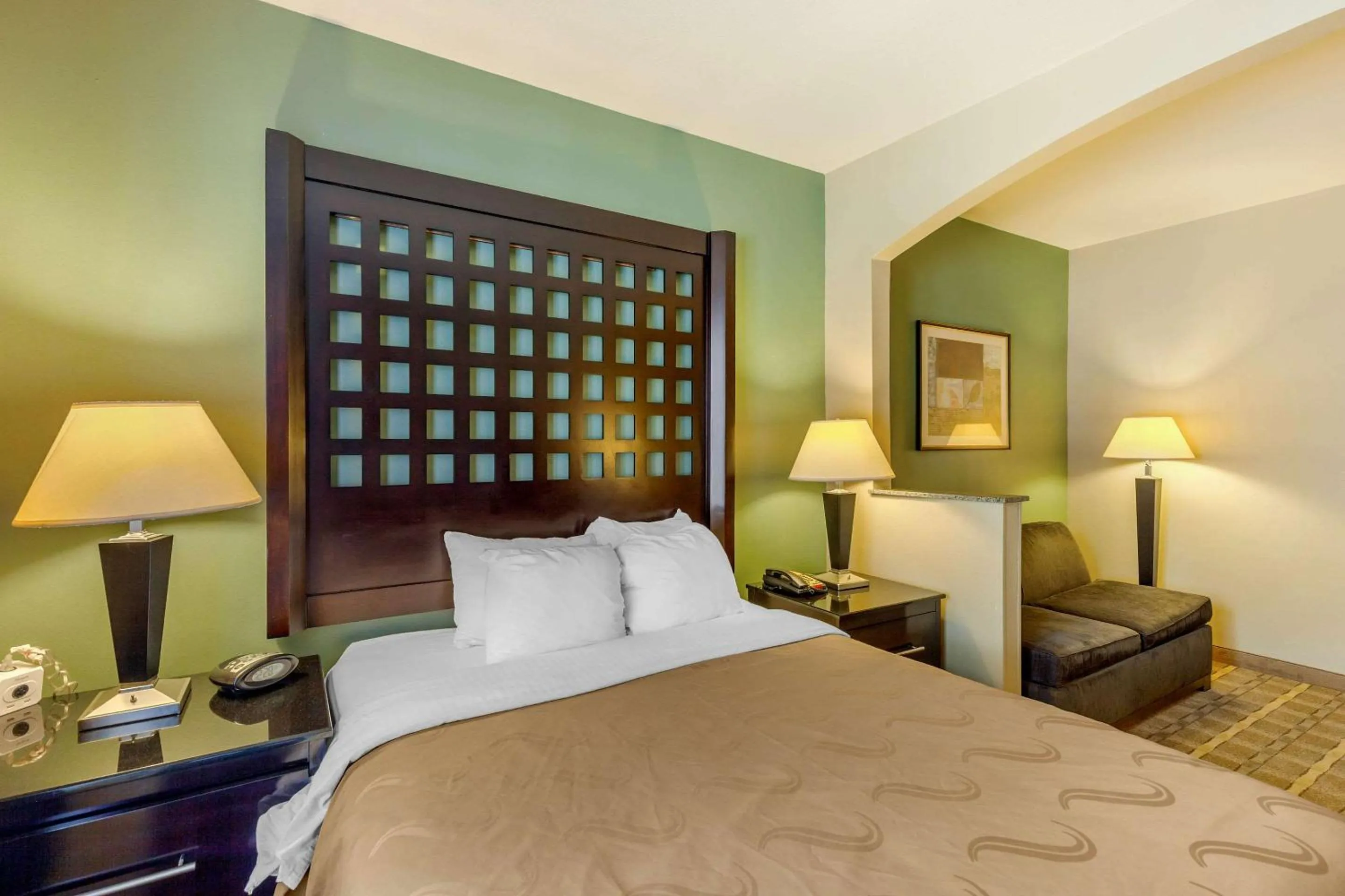 Photo of the whole room, Bed in Quality Suites Sherman