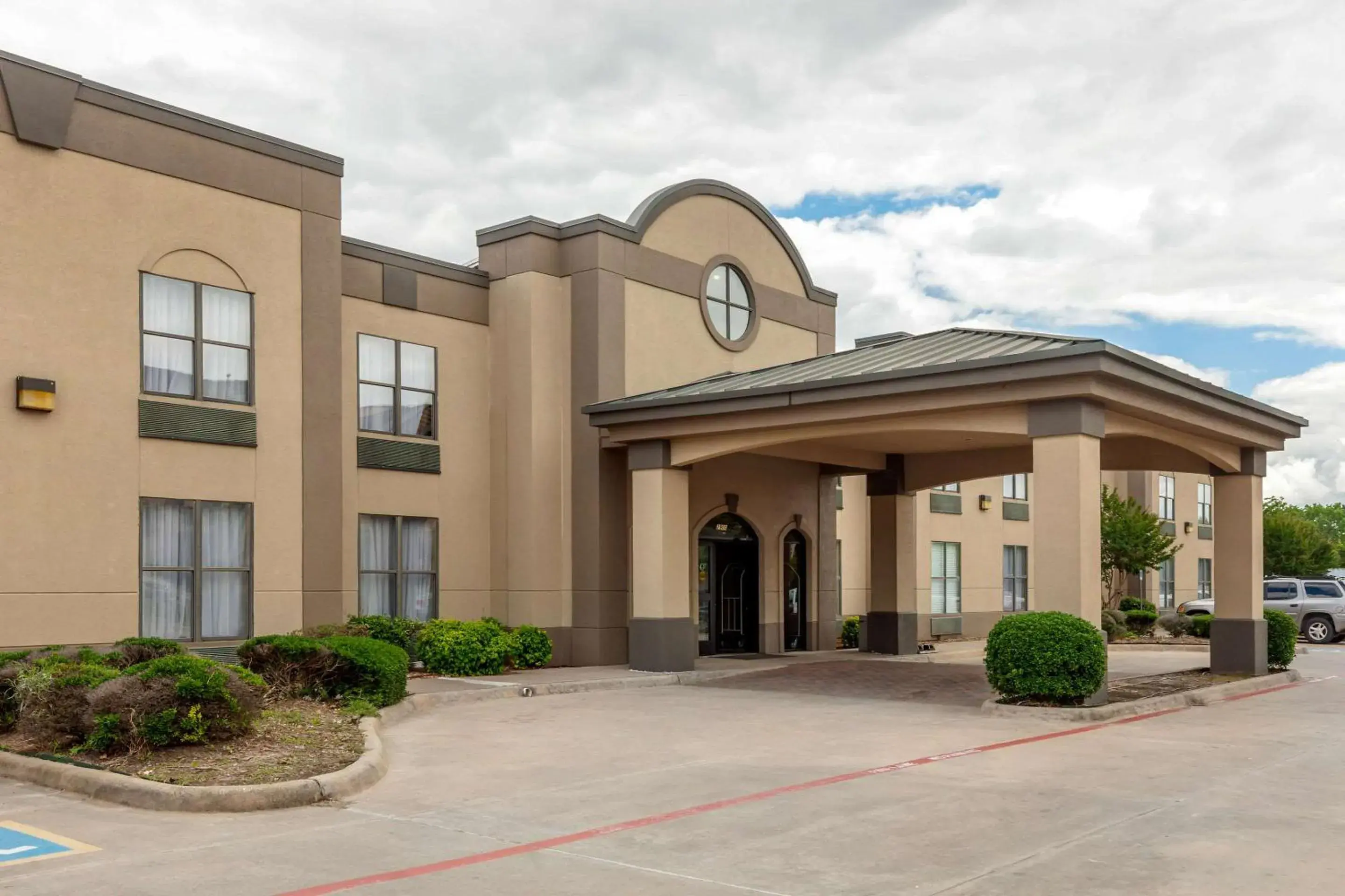 Property building in Quality Suites Sherman Property building in Quality Suites Sherman