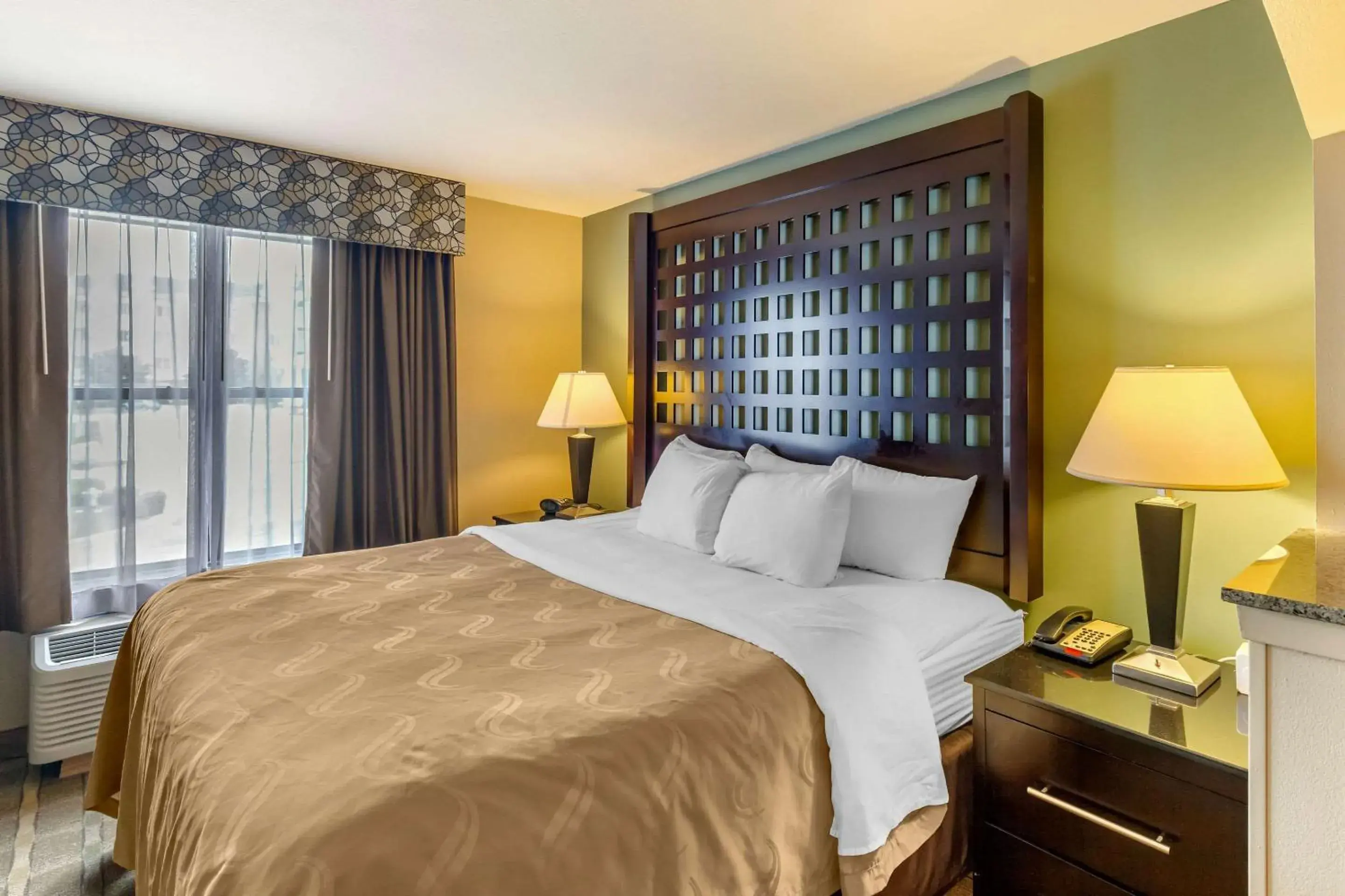 Photo of the whole room, Bed in Quality Suites Sherman Photo of the whole room, Bed in Quality Suites Sherman