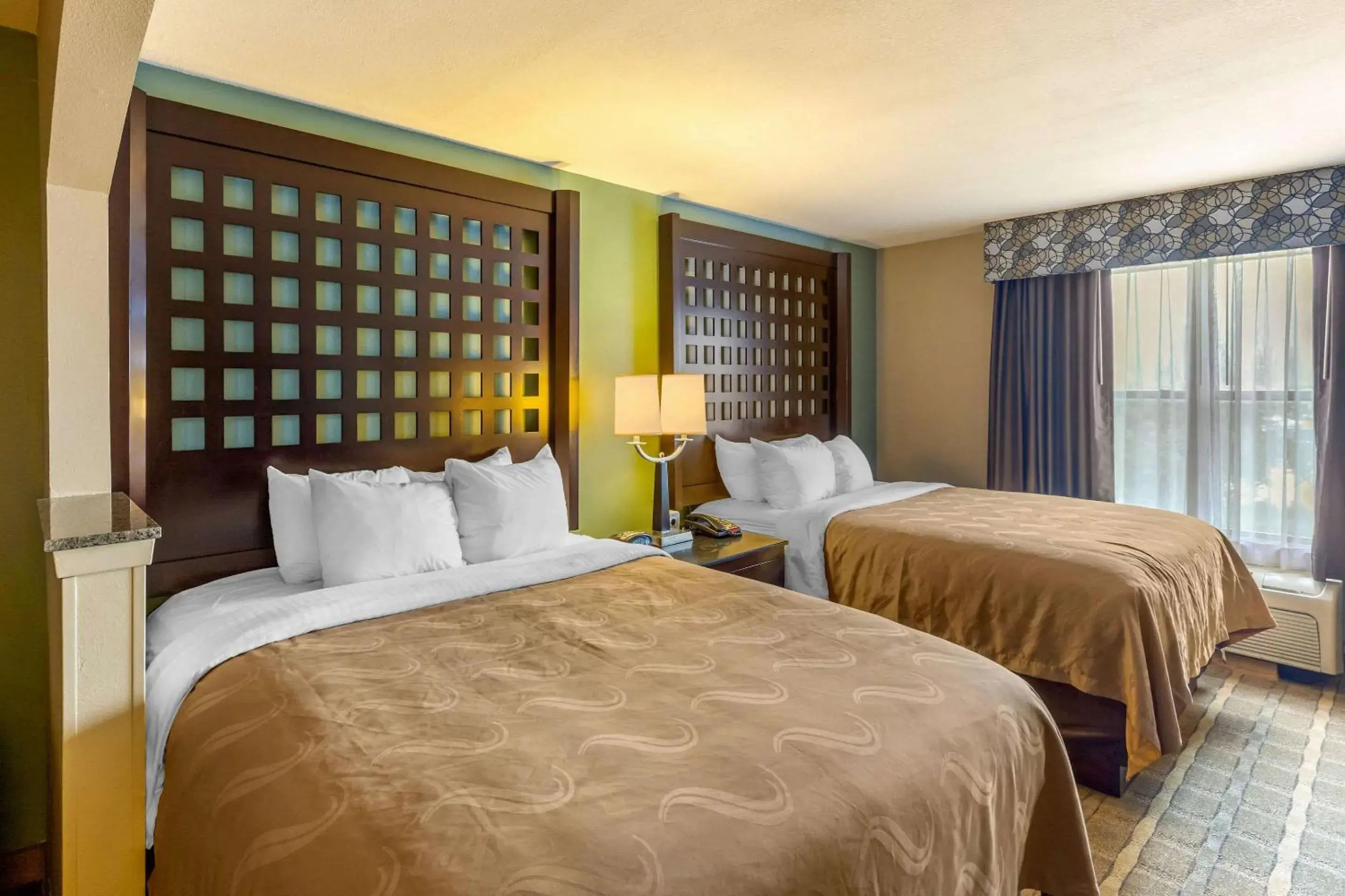 Photo of the whole room, Bed in Quality Suites Sherman Photo of the whole room, Bed in Quality Suites Sherman