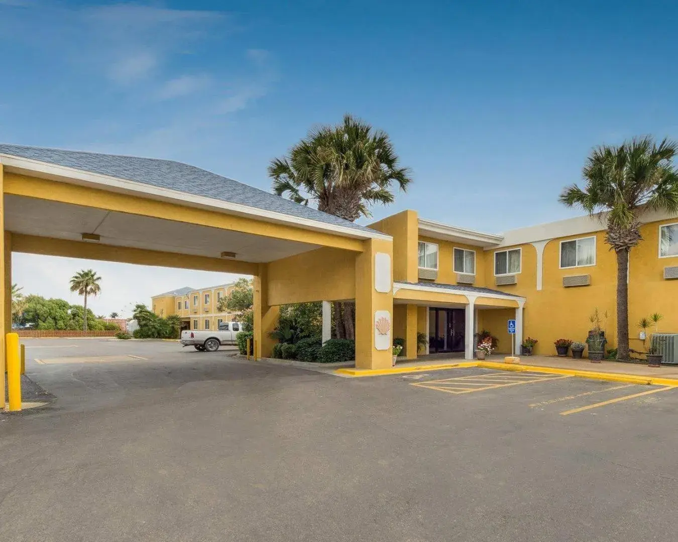 Property building in Quality Inn & Suites Corpus Christi Beachside Property building in Quality Inn & Suites Corpus Christi Beachside