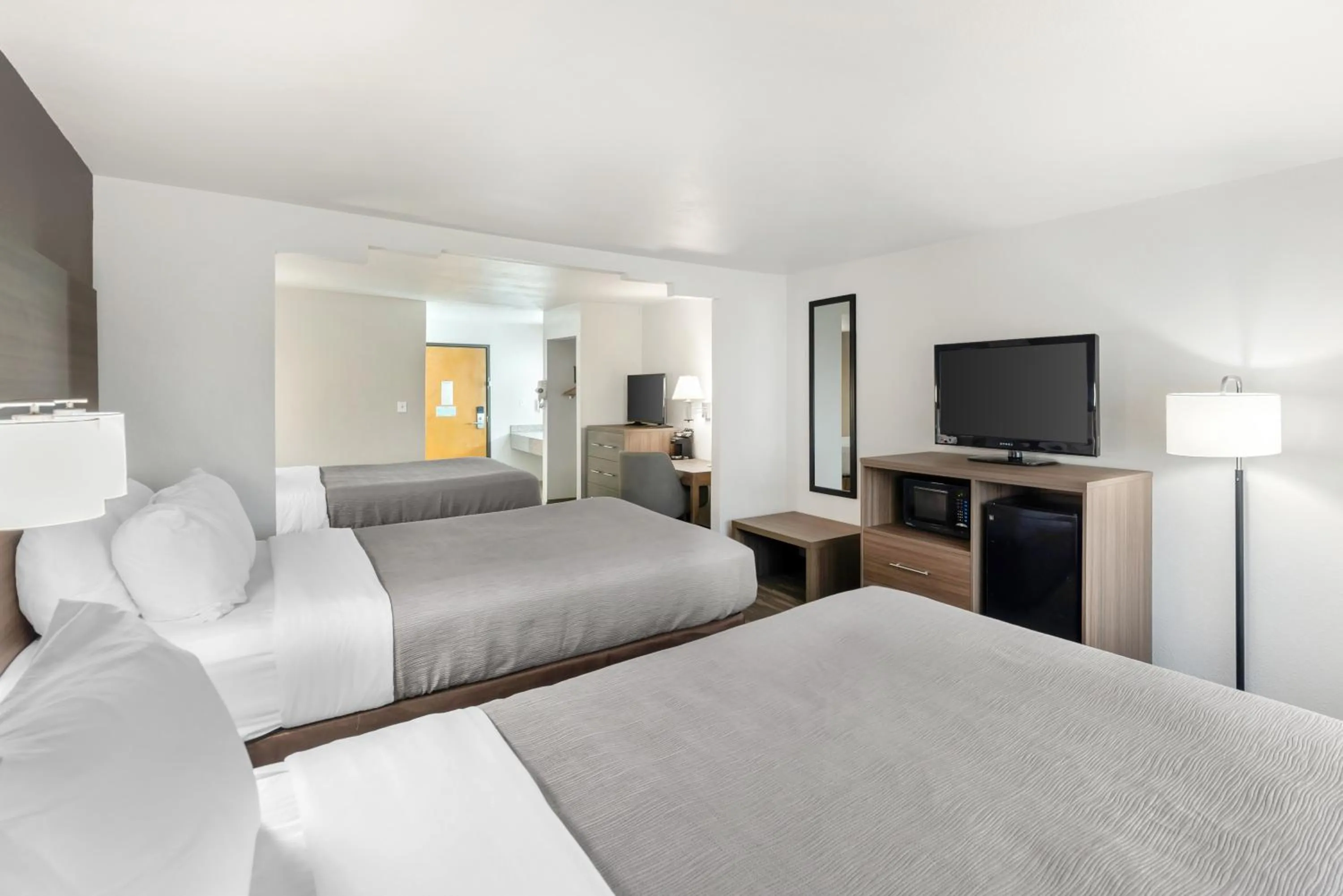 Bed in Quality Inn Near Seaworld - Lackland