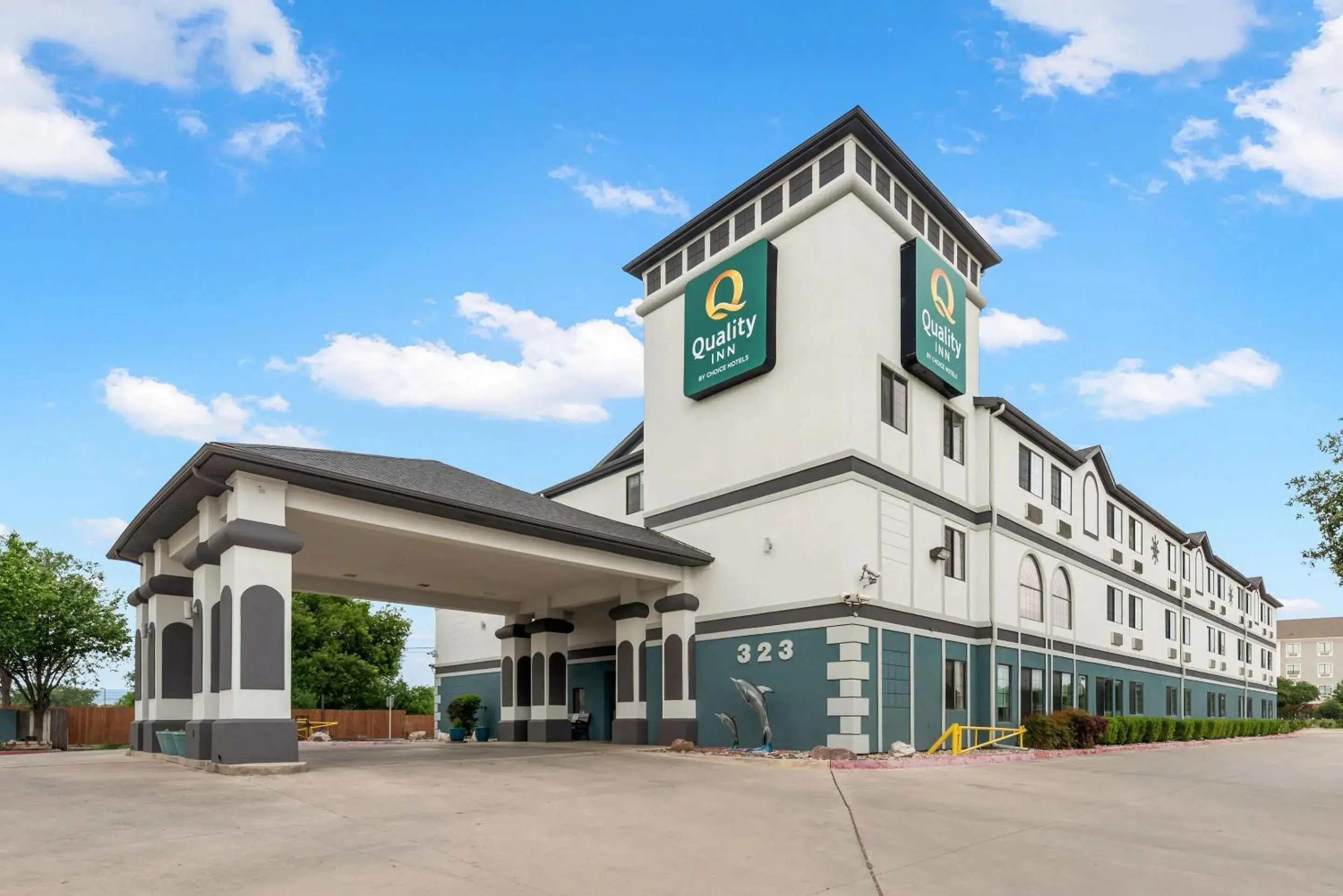 Property building in Quality Inn Near Seaworld - Lackland Property building in Quality Inn Near Seaworld - Lackland