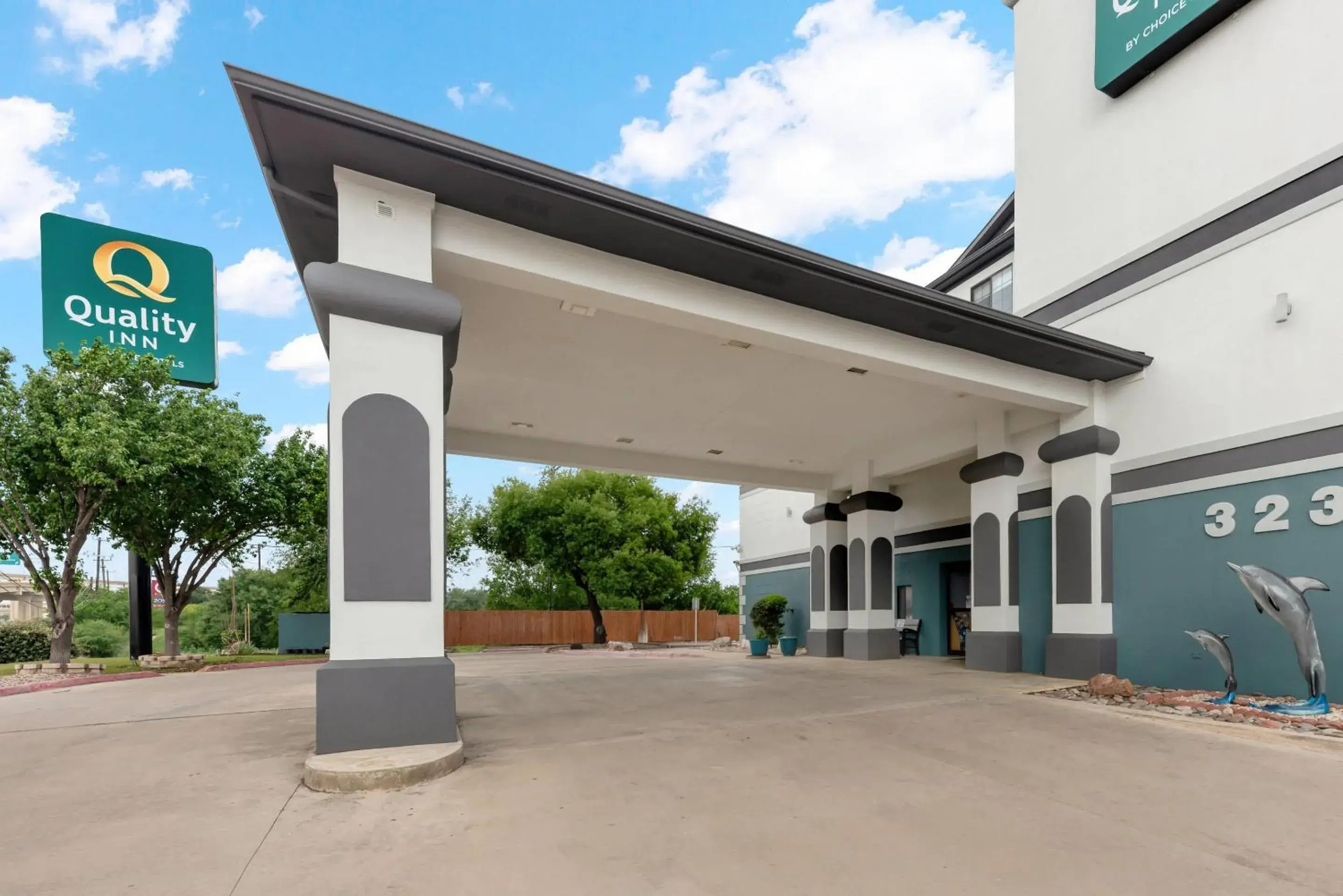Property building in Quality Inn Near Seaworld - Lackland Property building in Quality Inn Near Seaworld - Lackland
