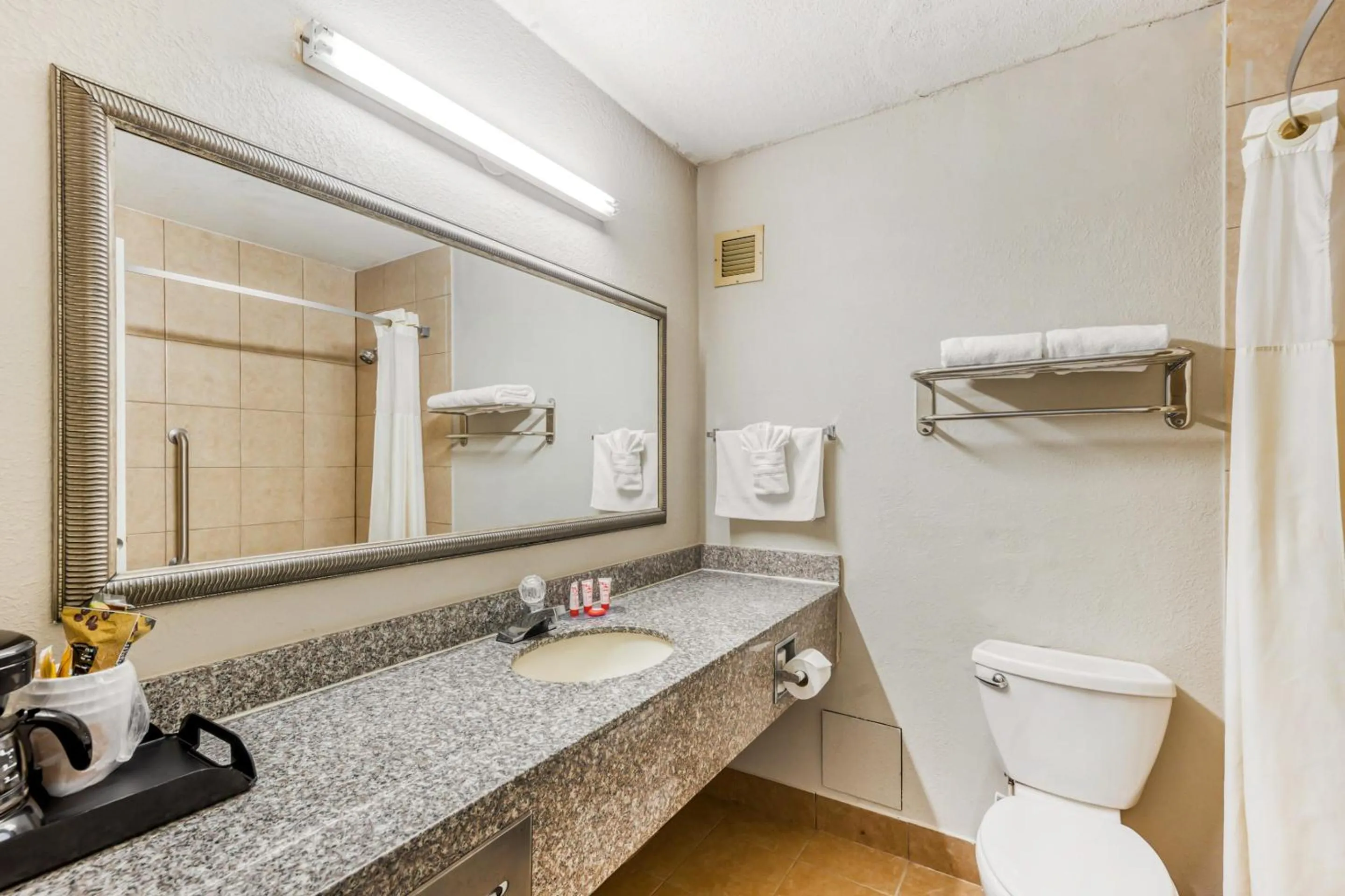 Bathroom in Capital O Nacogdoches - Hwy 59 & SW Stallings