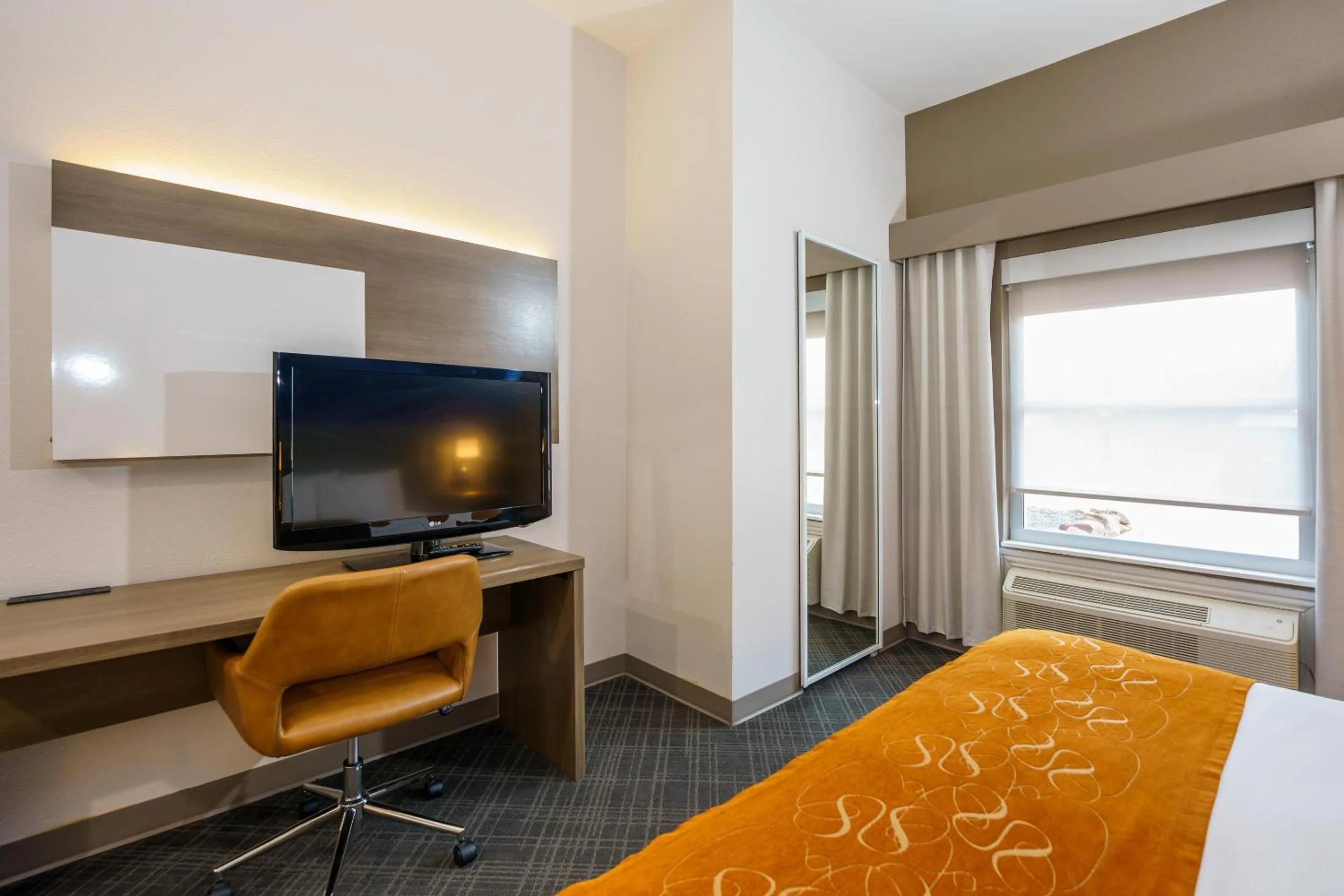 Bedroom, Bed in Comfort Suites University Drive