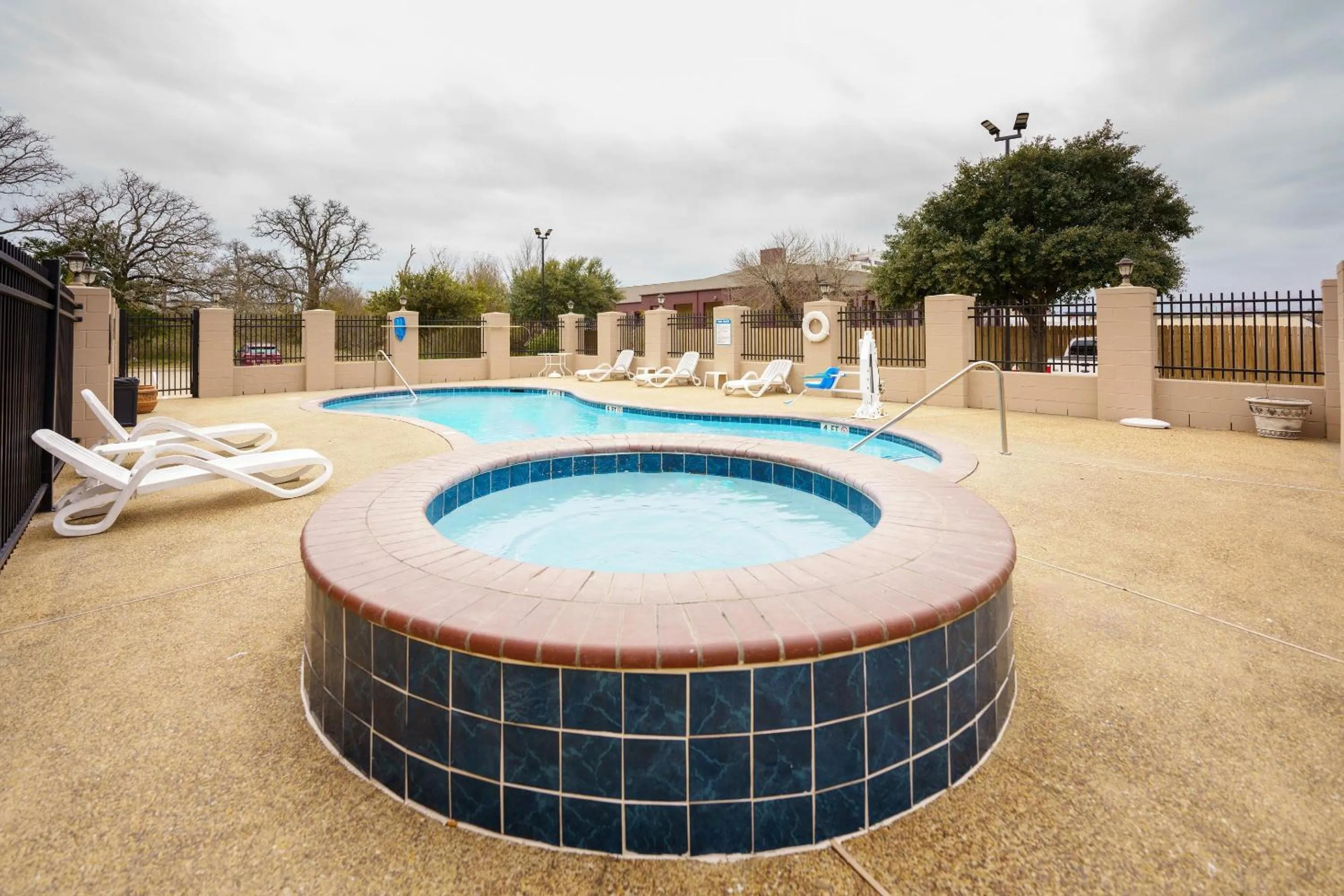 Swimming pool in Comfort Suites University Drive
