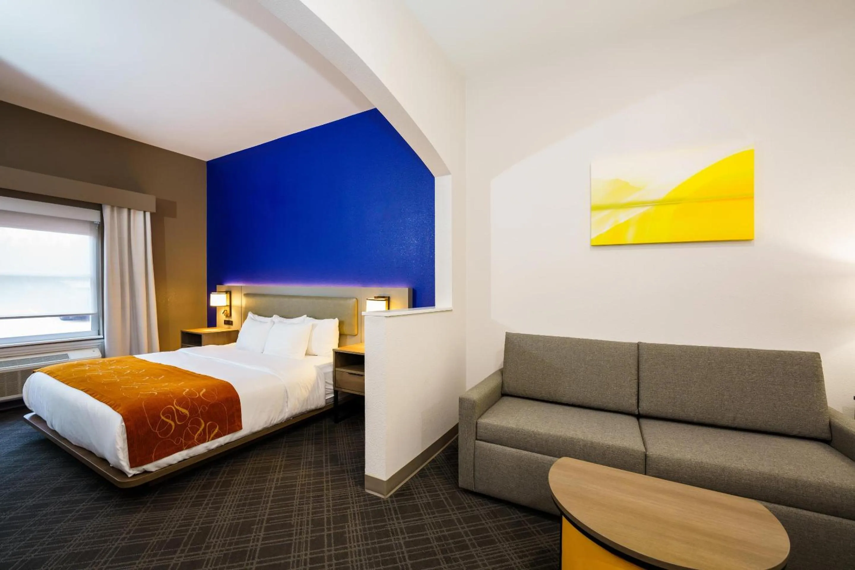 Bedroom, Bed in Comfort Suites University Drive