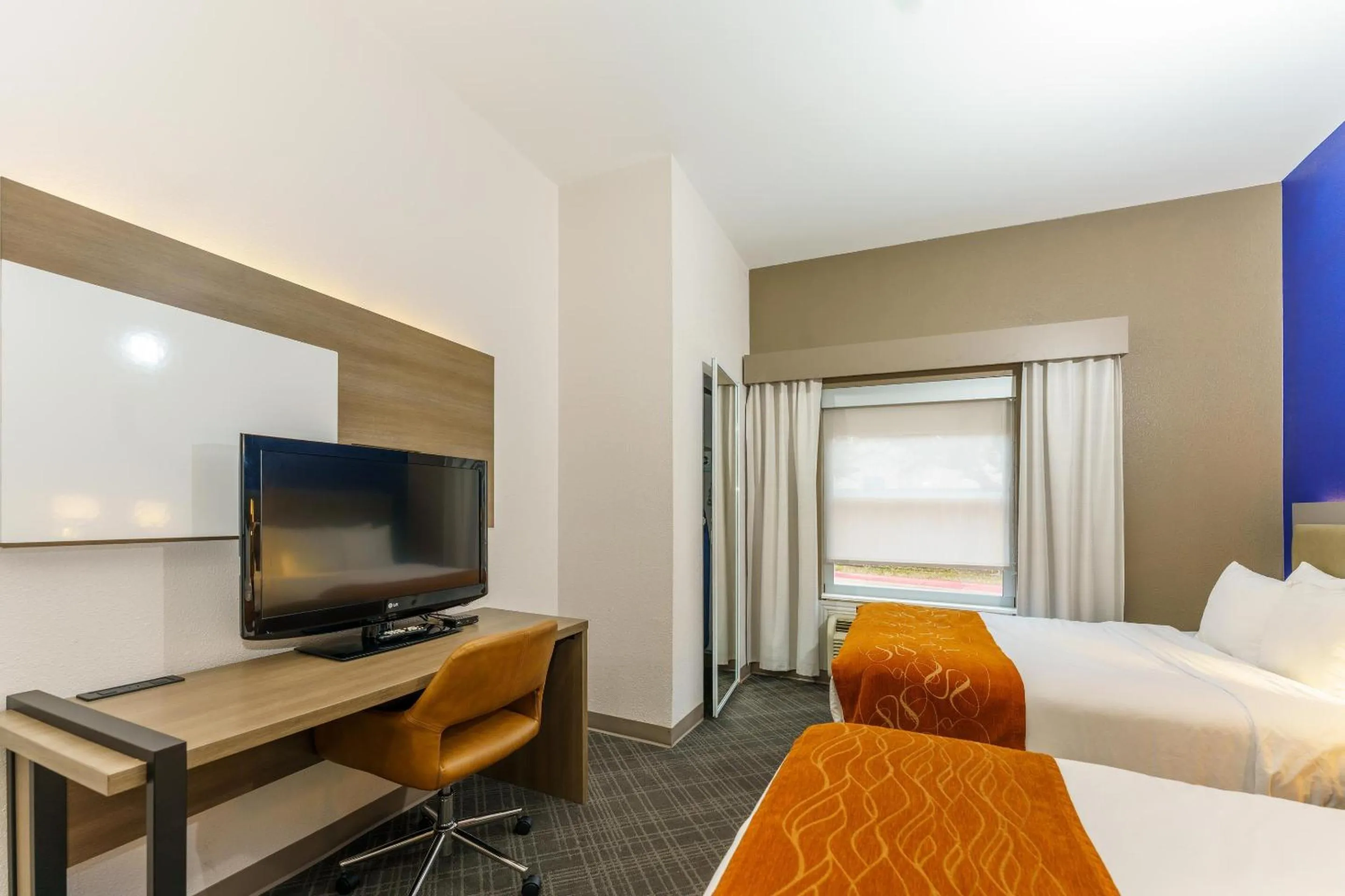 Bedroom, Bed in Comfort Suites University Drive