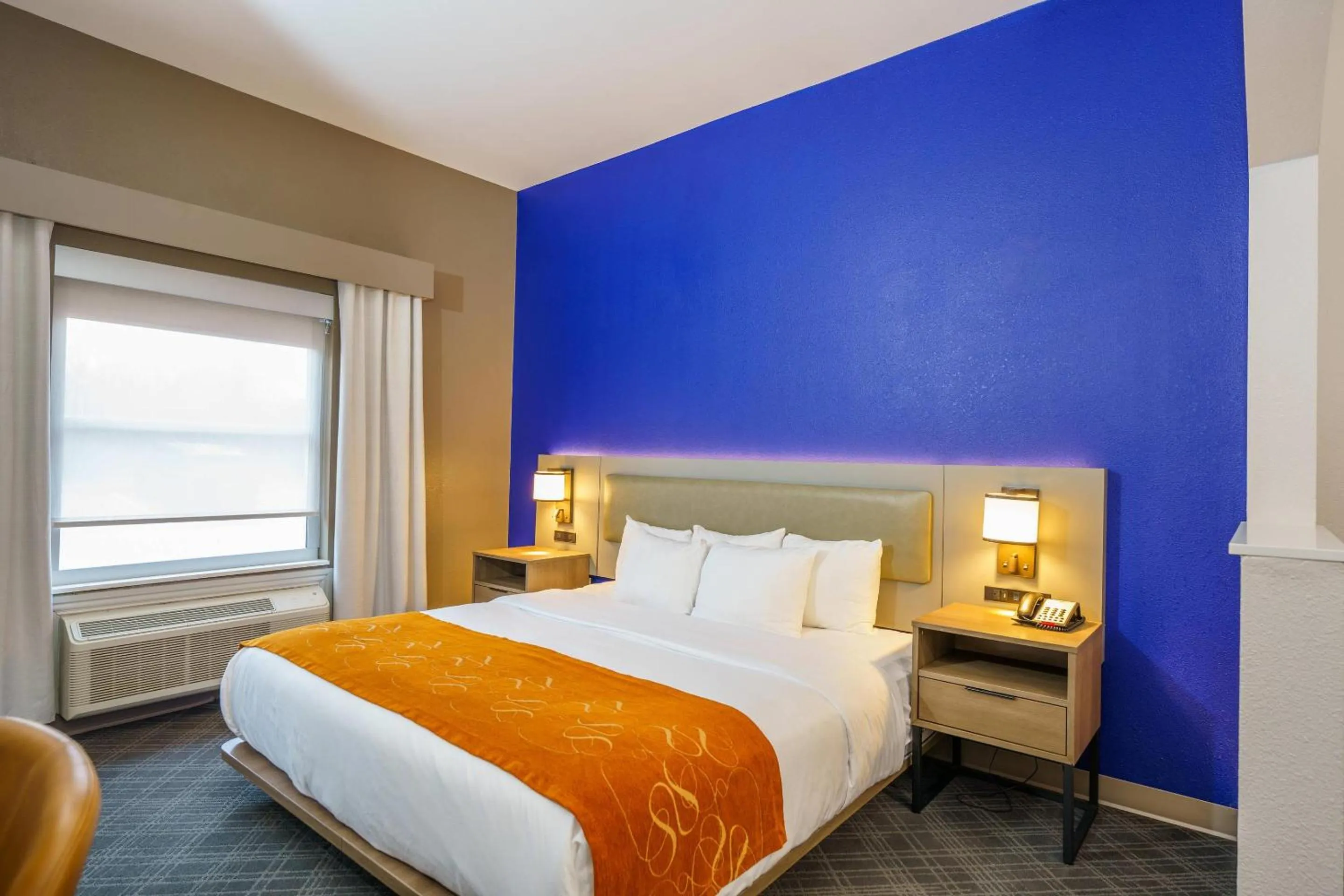 Bedroom, Bed in Comfort Suites University Drive