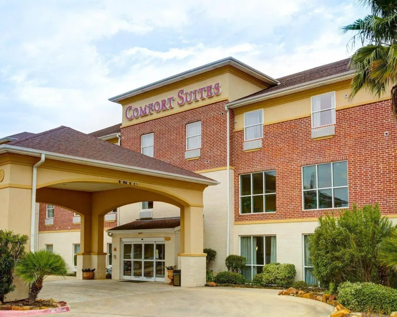 Property building in Comfort Suites University Drive Property building in Comfort Suites University Drive