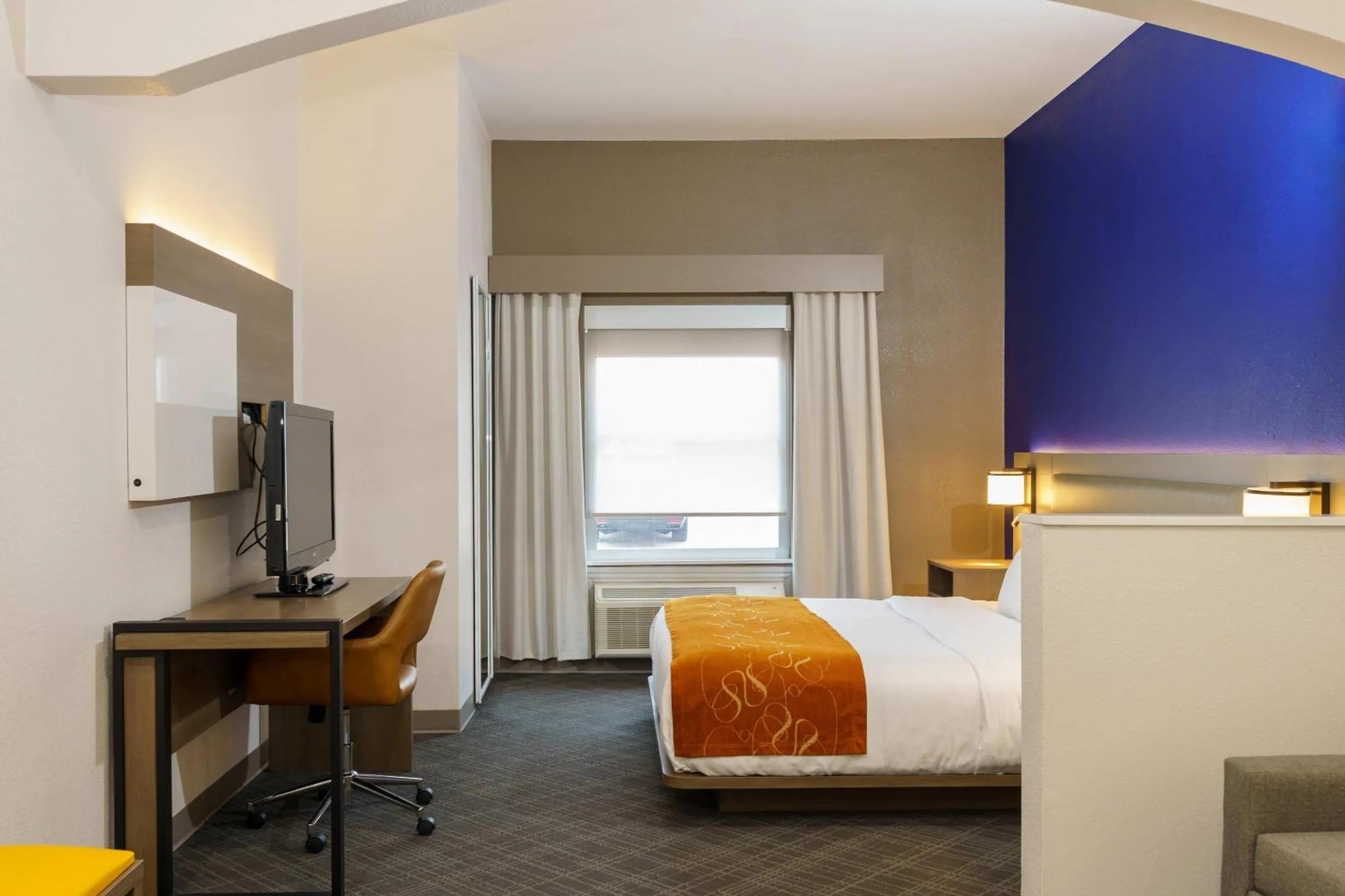 Bedroom, Bed in Comfort Suites University Drive