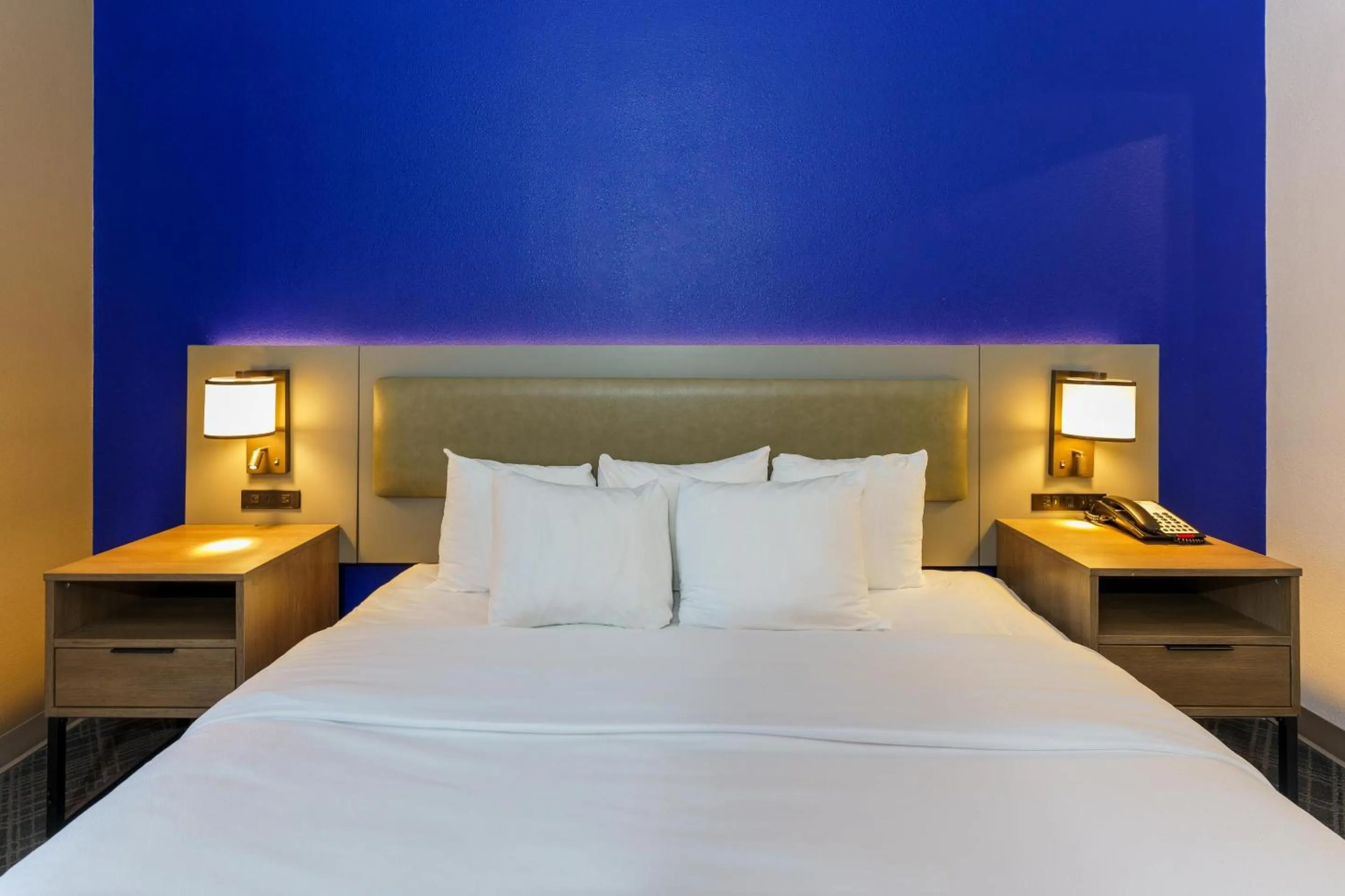 Bedroom, Bed in Comfort Suites University Drive