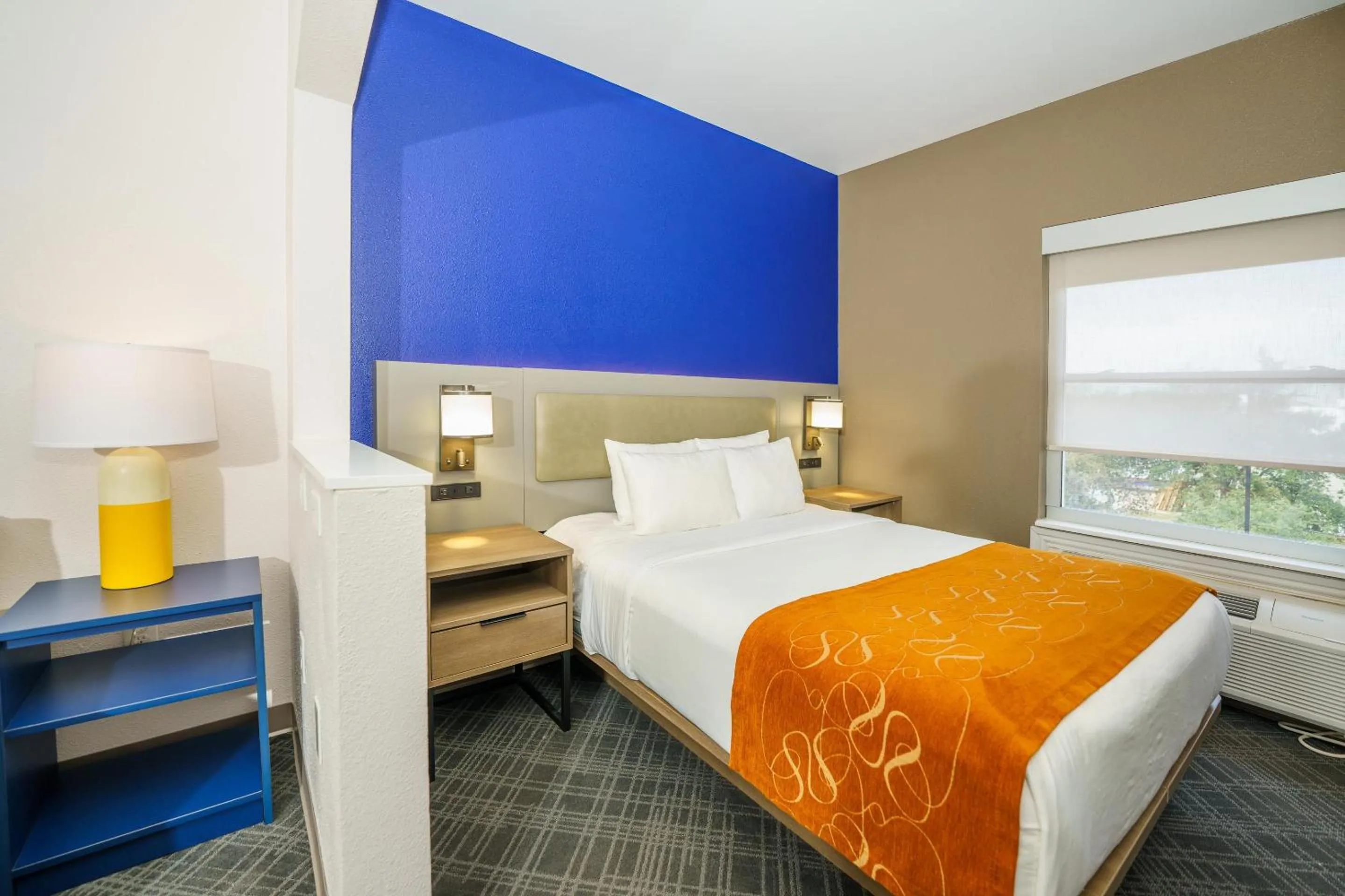 Bedroom, Bed in Comfort Suites University Drive