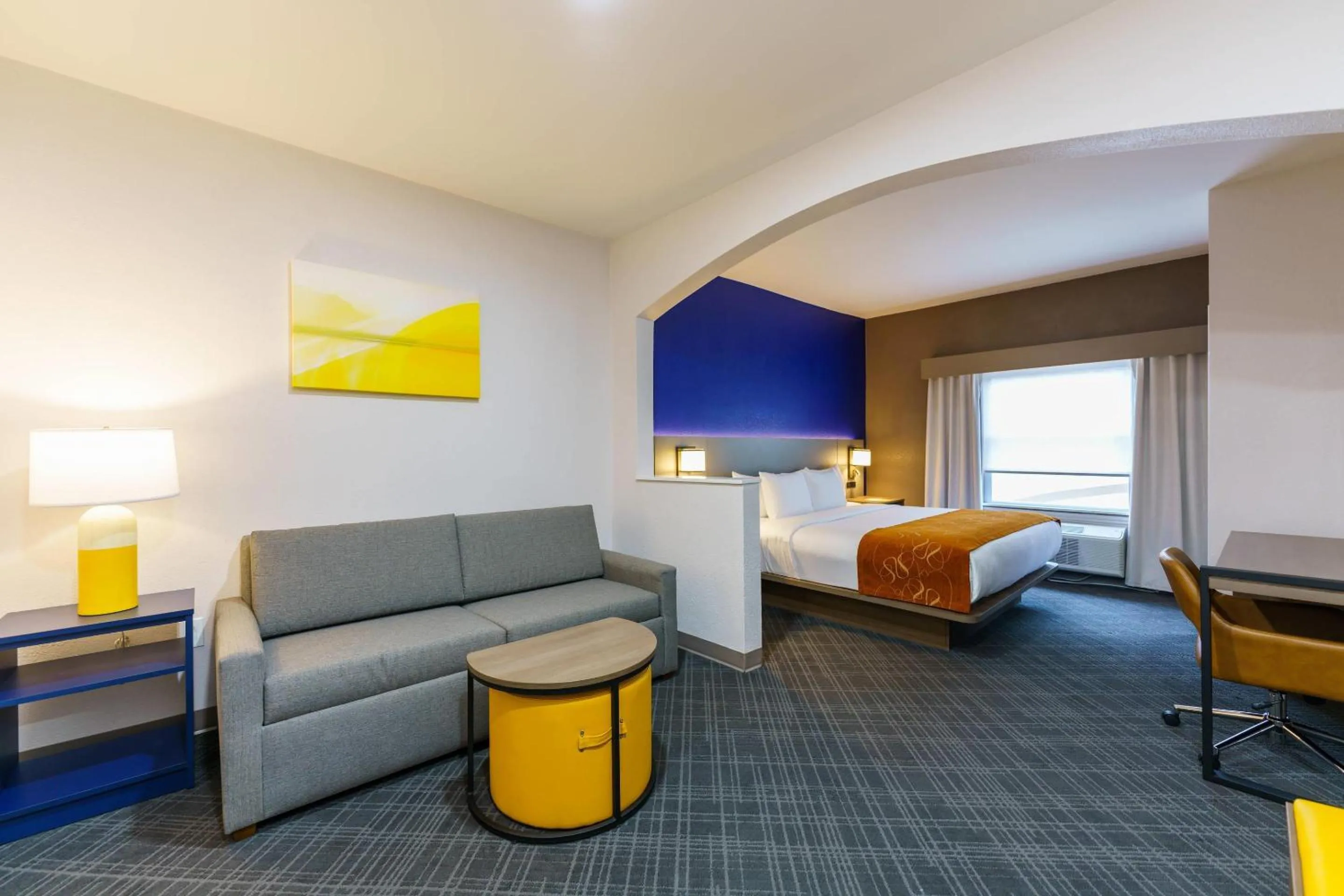 Bedroom, Bed in Comfort Suites University Drive