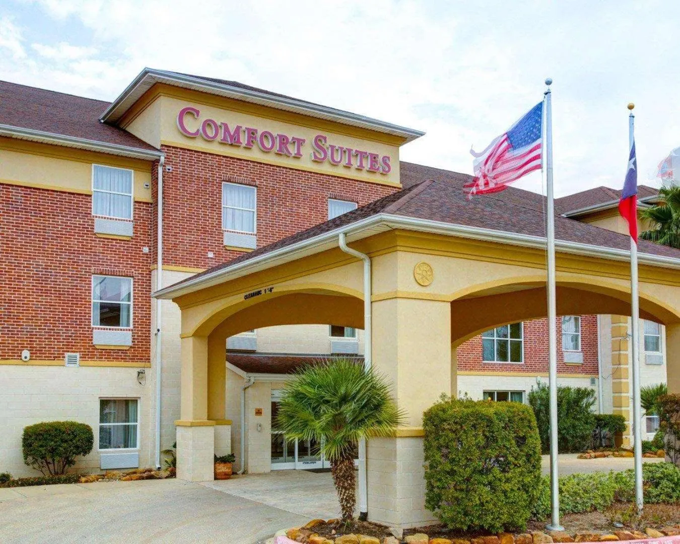 Property building in Comfort Suites University Drive