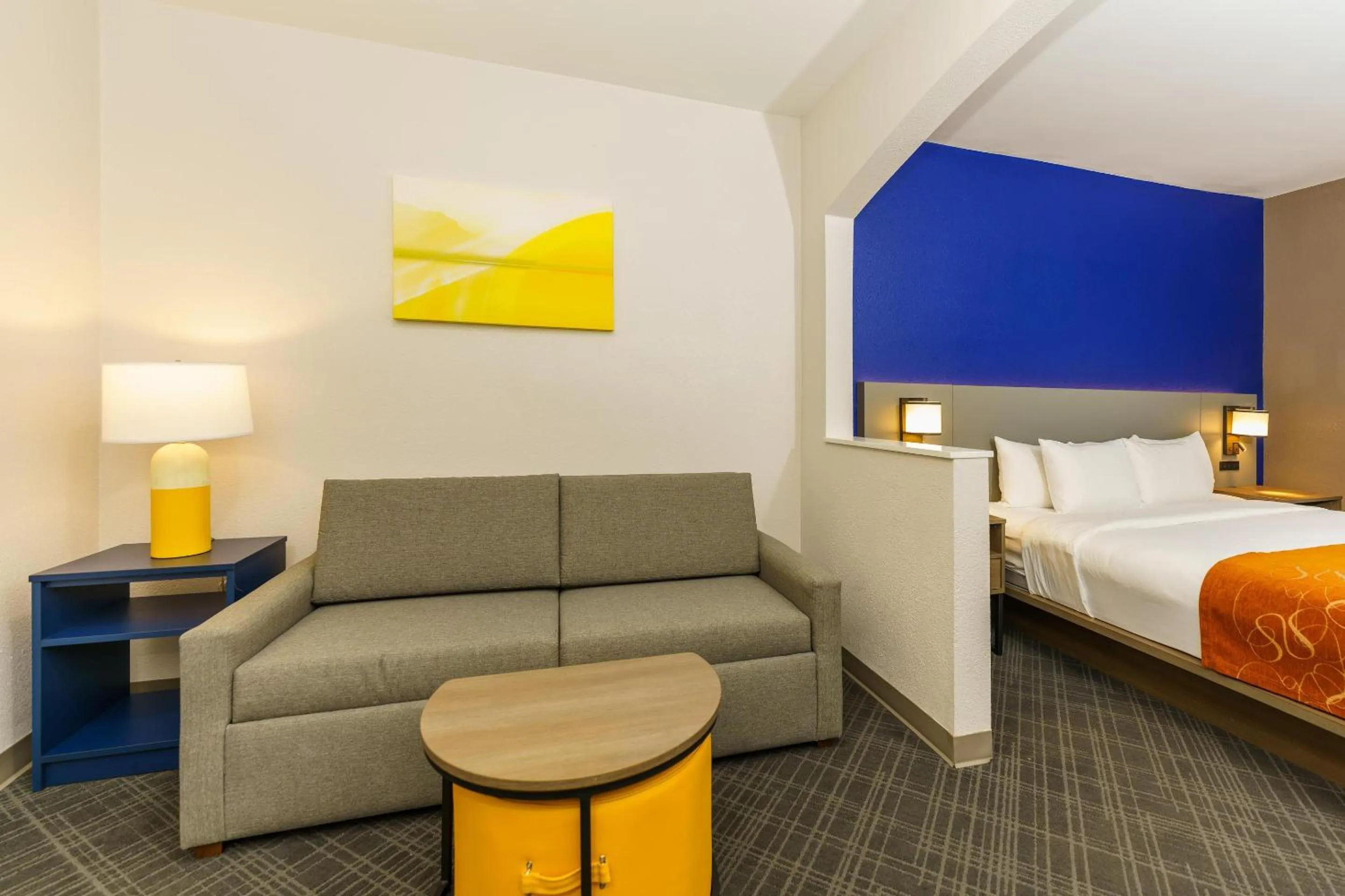 Bedroom, Bed in Comfort Suites University Drive