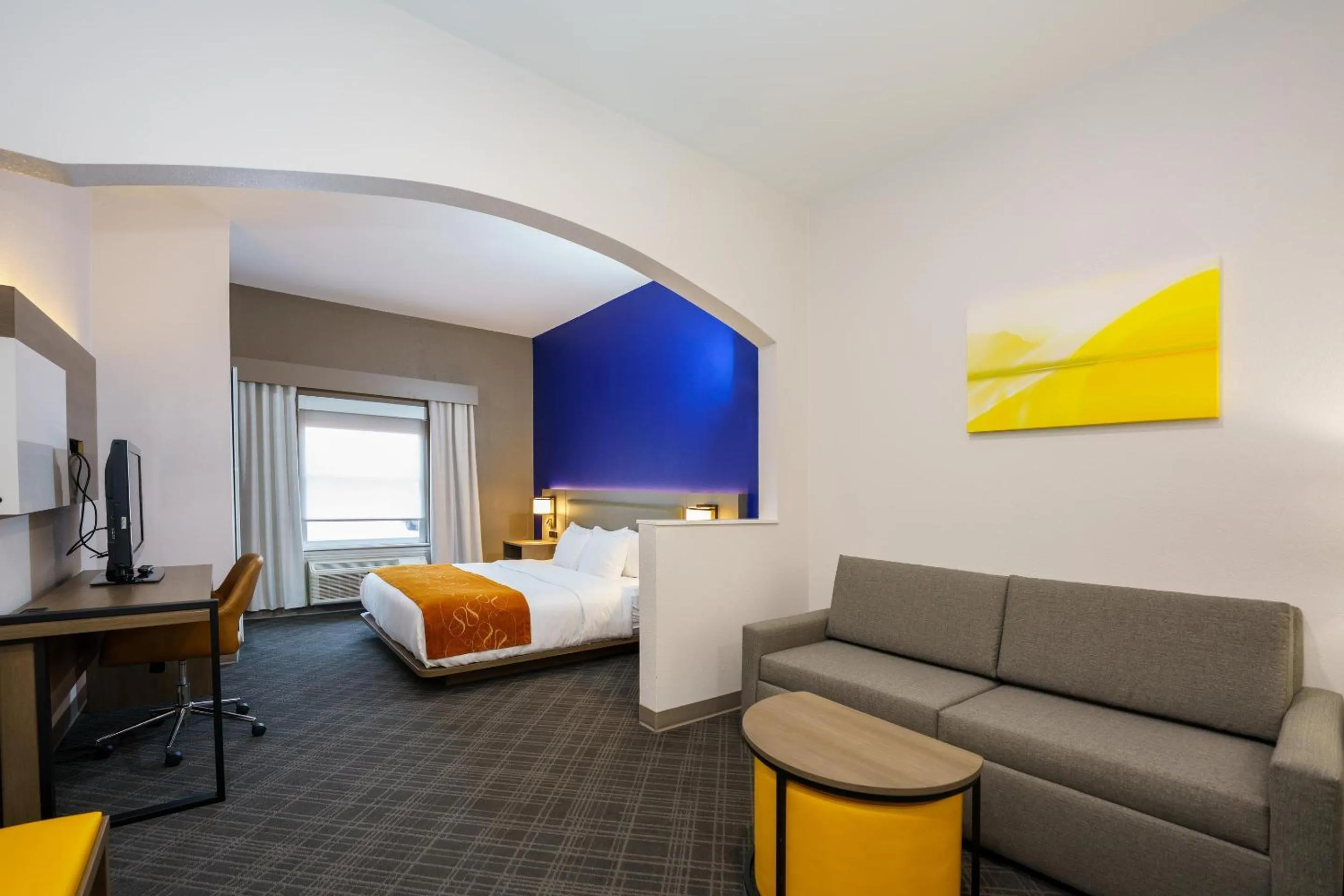 Bedroom in Comfort Suites University Drive