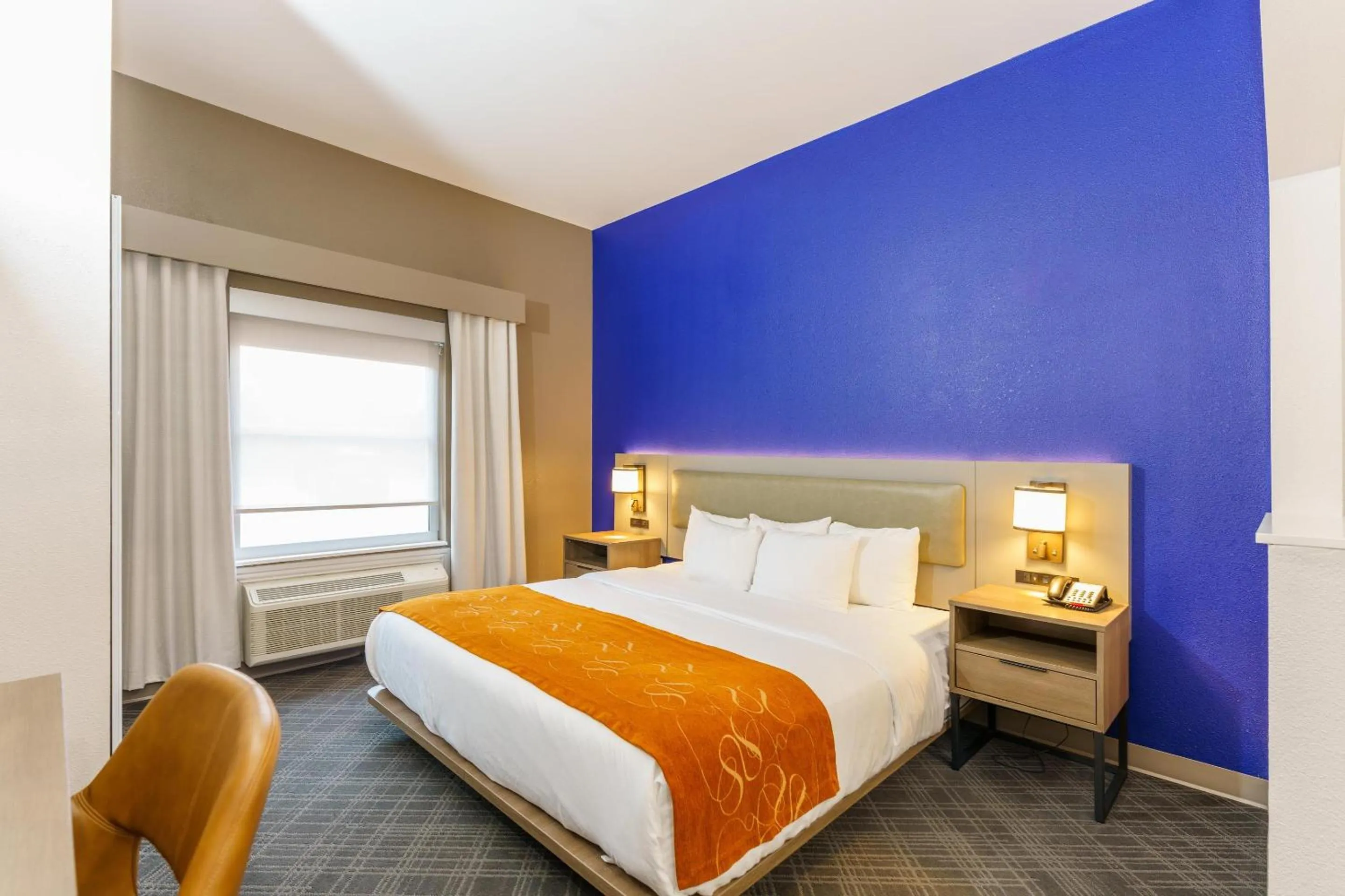 Bedroom, Bed in Comfort Suites University Drive