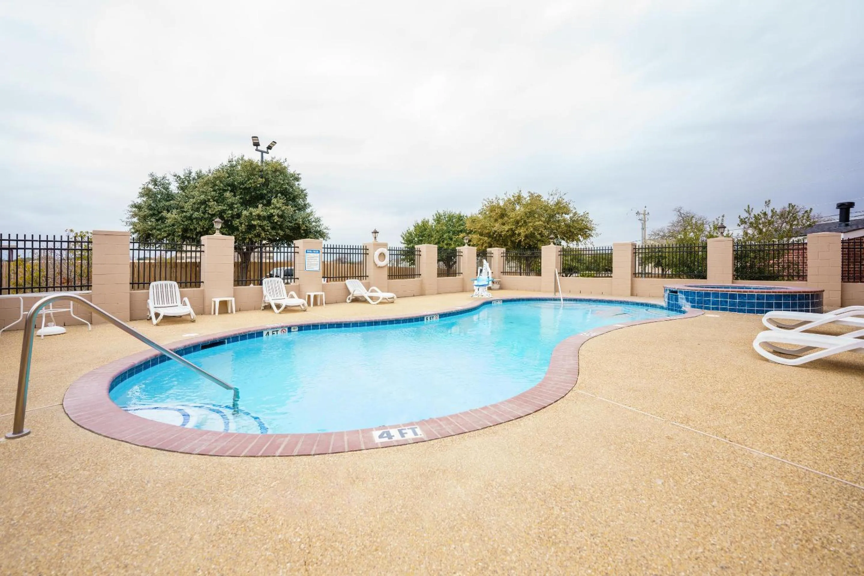 Swimming pool in Comfort Suites University Drive