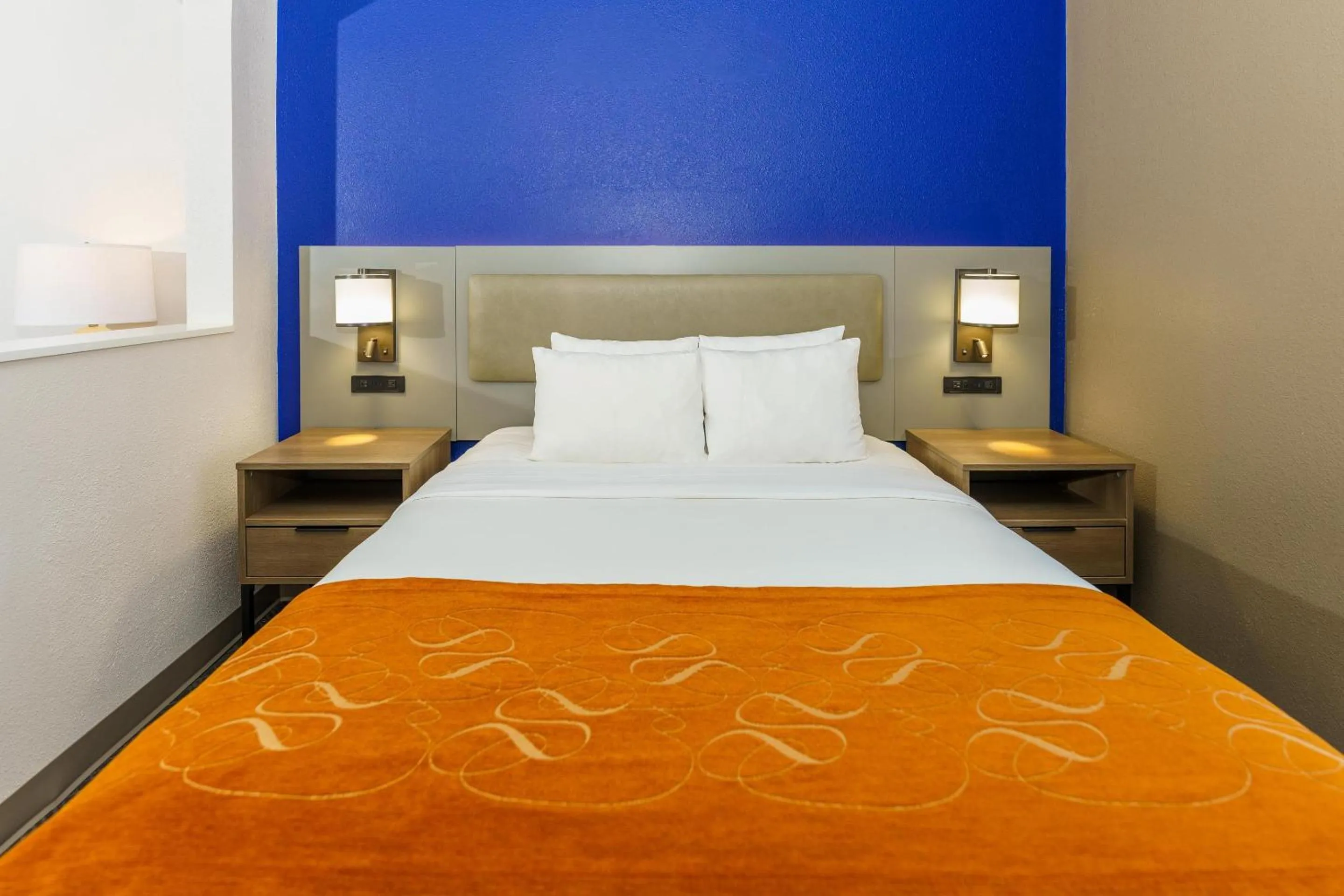 Bedroom, Bed in Comfort Suites University Drive