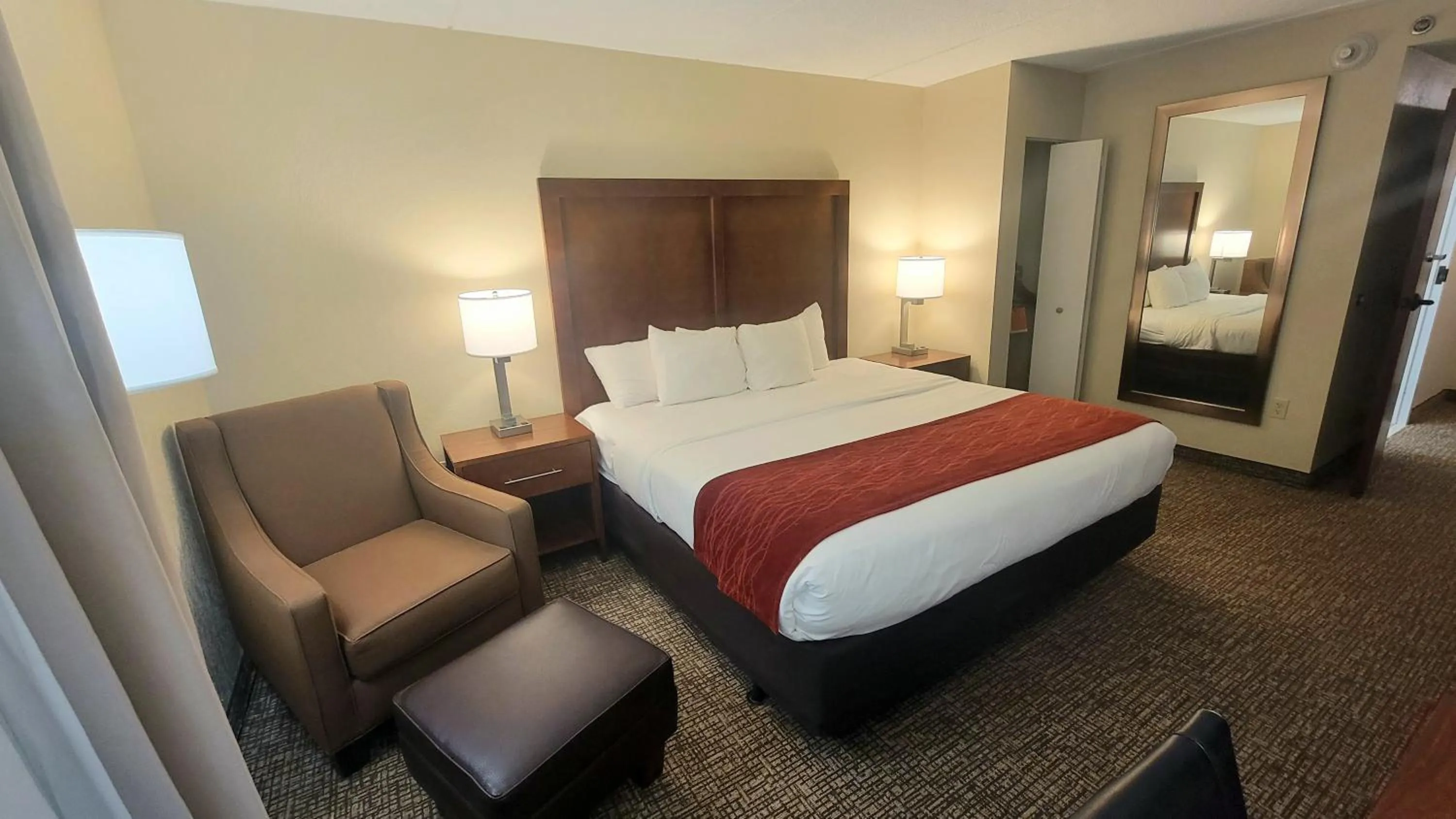Photo of the whole room, Bed in Comfort Inn & Suites San Antonio Airport