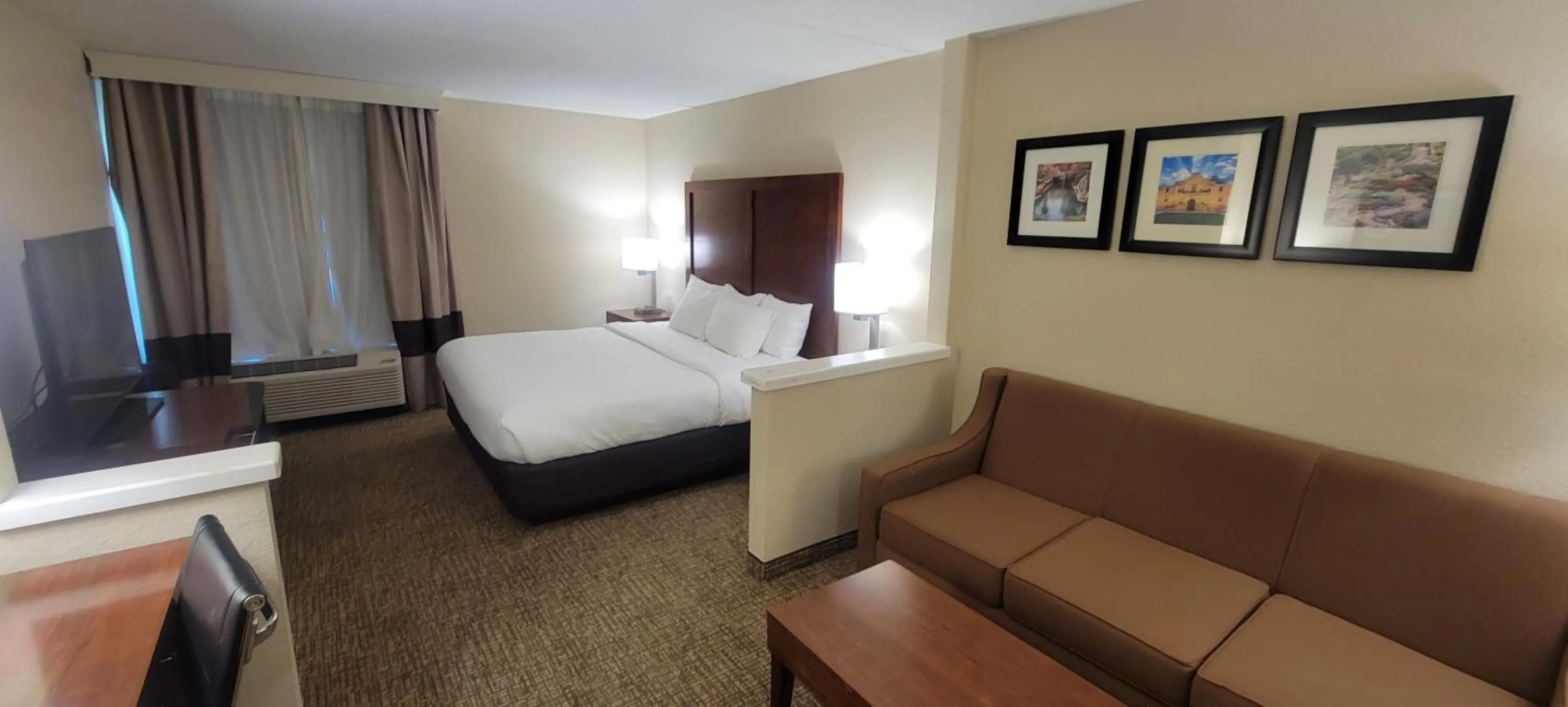 Photo of the whole room, Bed in Comfort Inn & Suites San Antonio Airport
