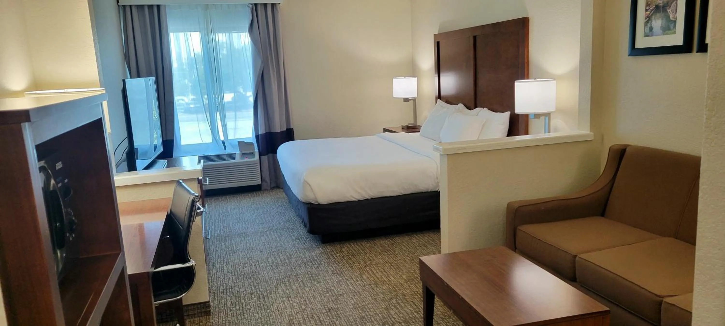 Photo of the whole room, Bed in Comfort Inn & Suites San Antonio Airport