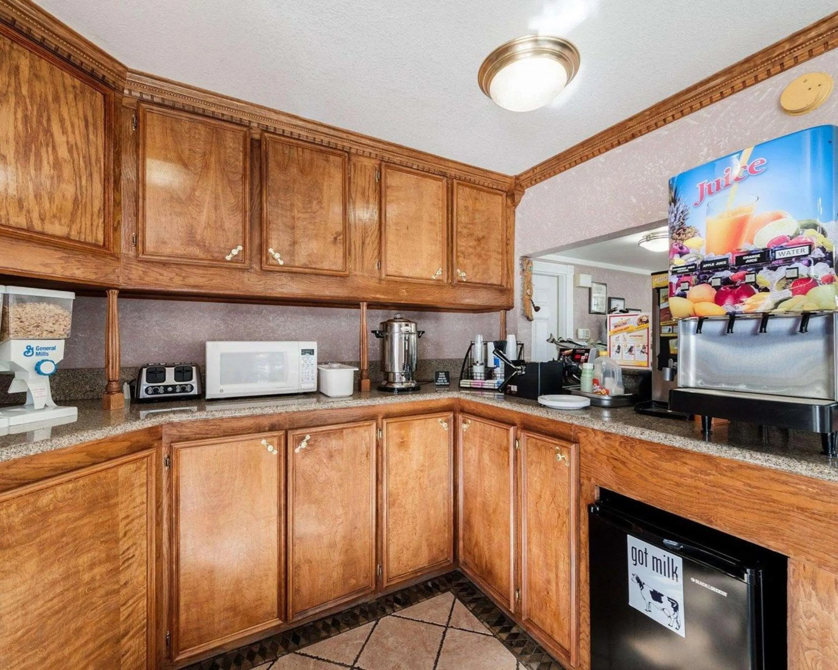 Restaurant/places to eat in Econo Lodge Jasper