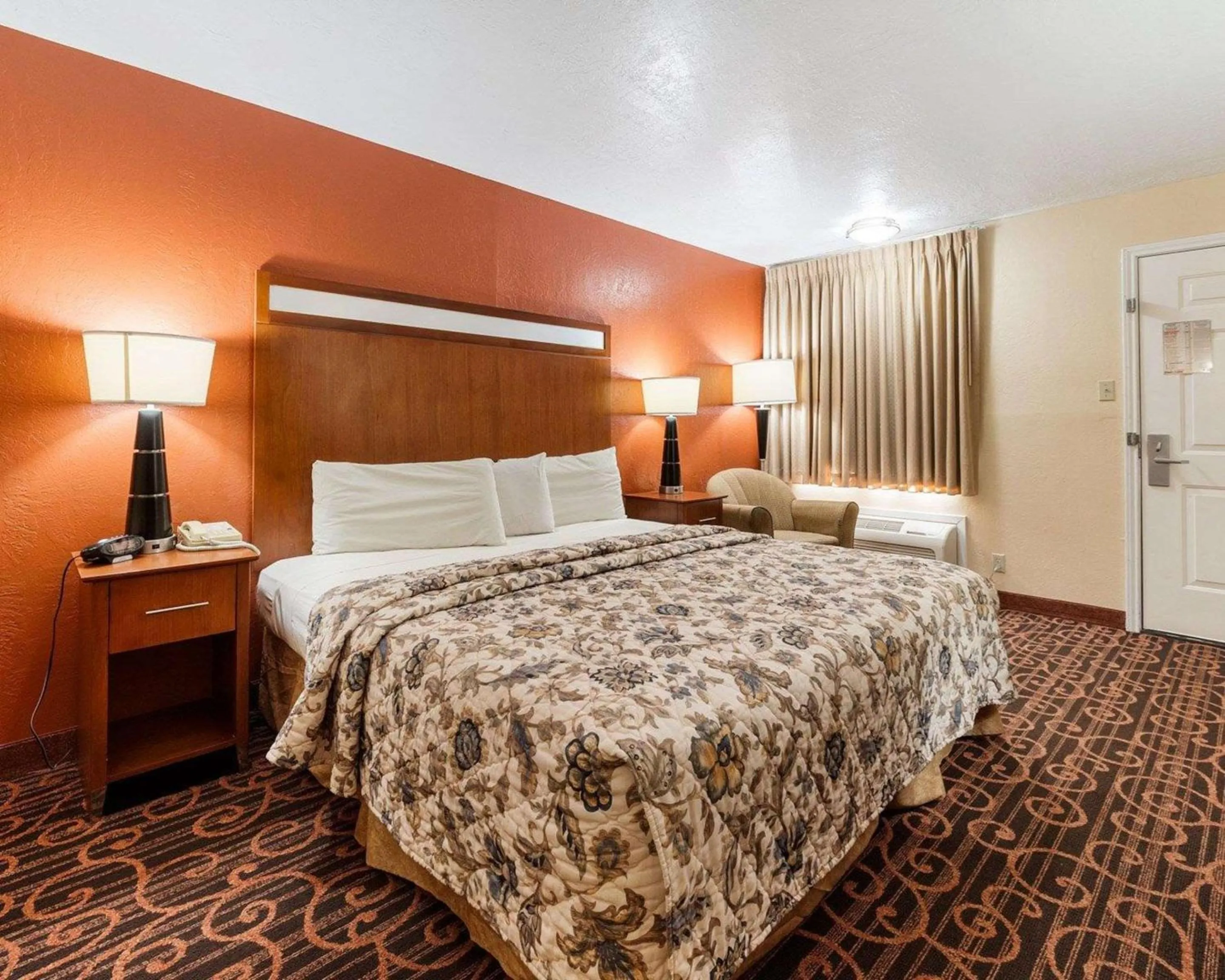 Photo of the whole room, Bed in Econo Lodge Jasper