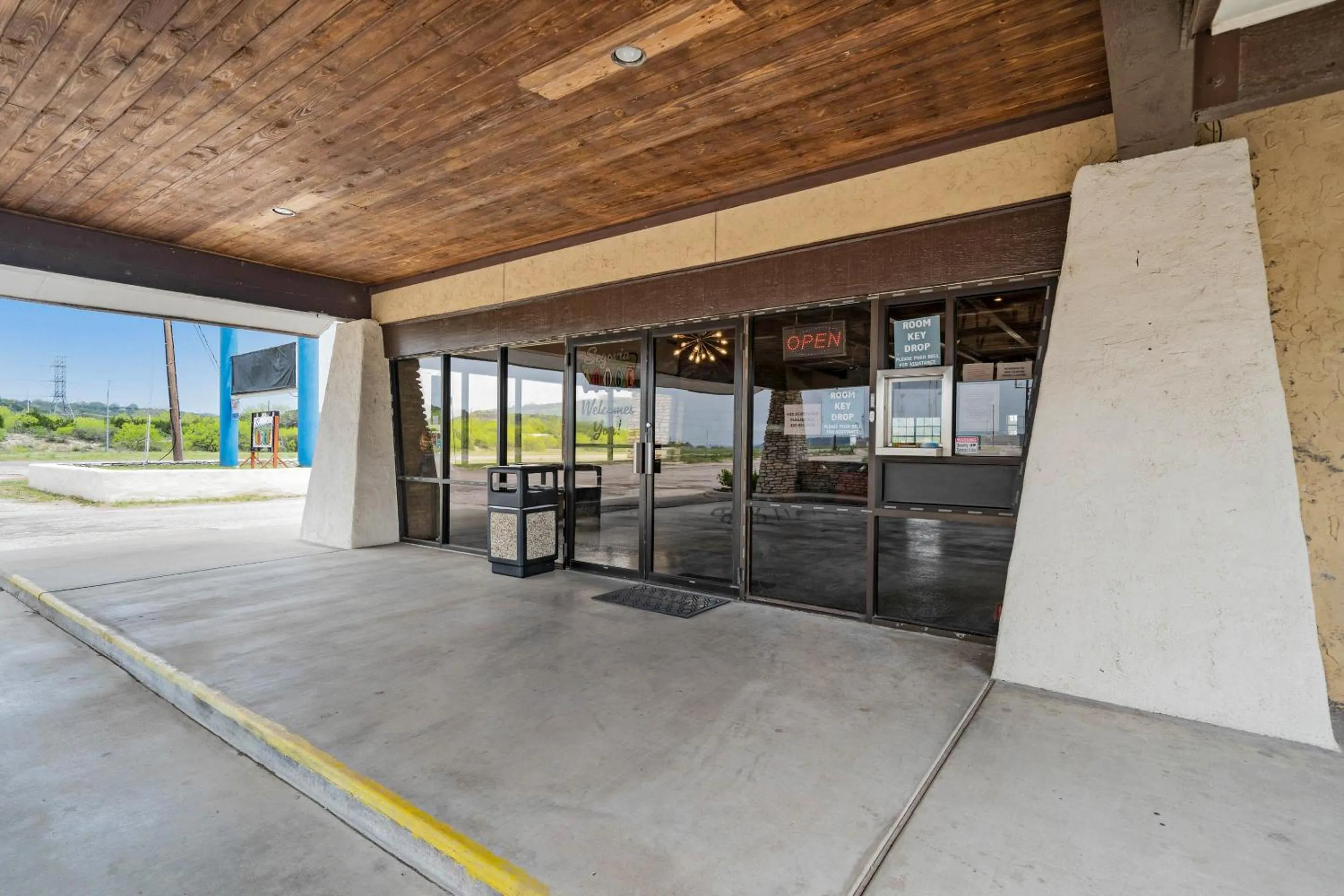 Facade/entrance in Segovia Lodge Junction TX I -10