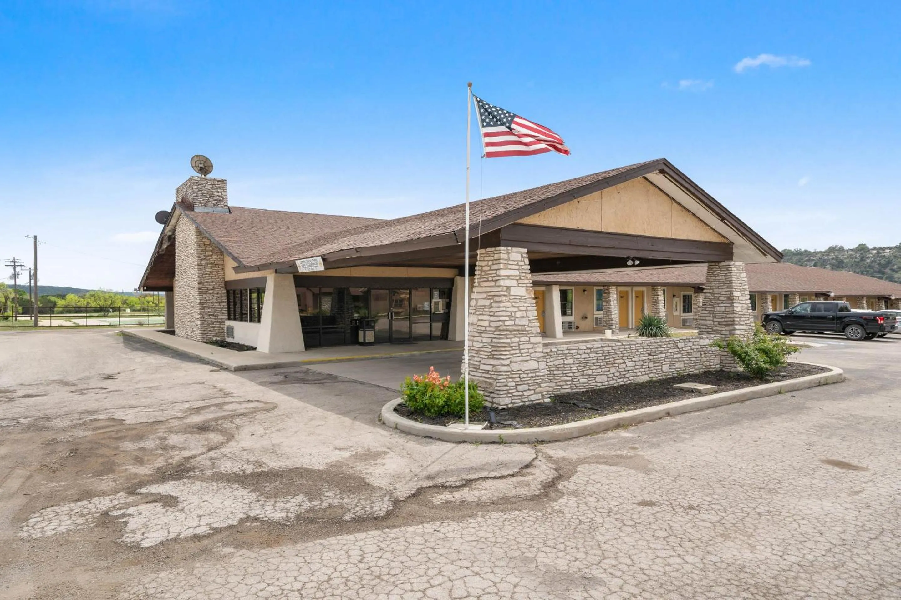 Facade/entrance in Segovia Lodge Junction TX I -10