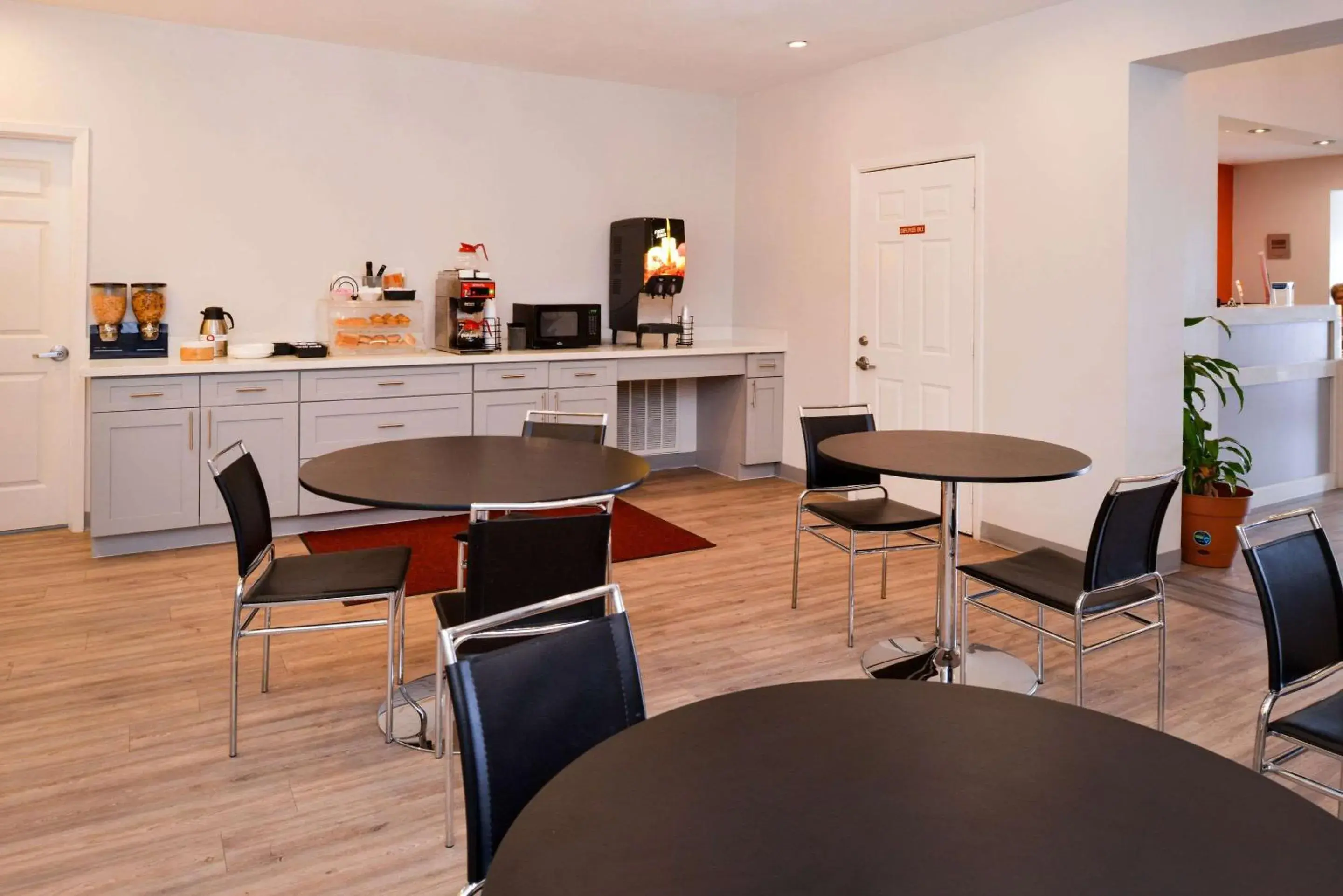 Restaurant/places to eat in Econo Lodge Inn & Suites Port Arthur near Sabine Pass Restaurant/places to eat in Econo Lodge Inn & Suites Port Arthur near Sabine Pass