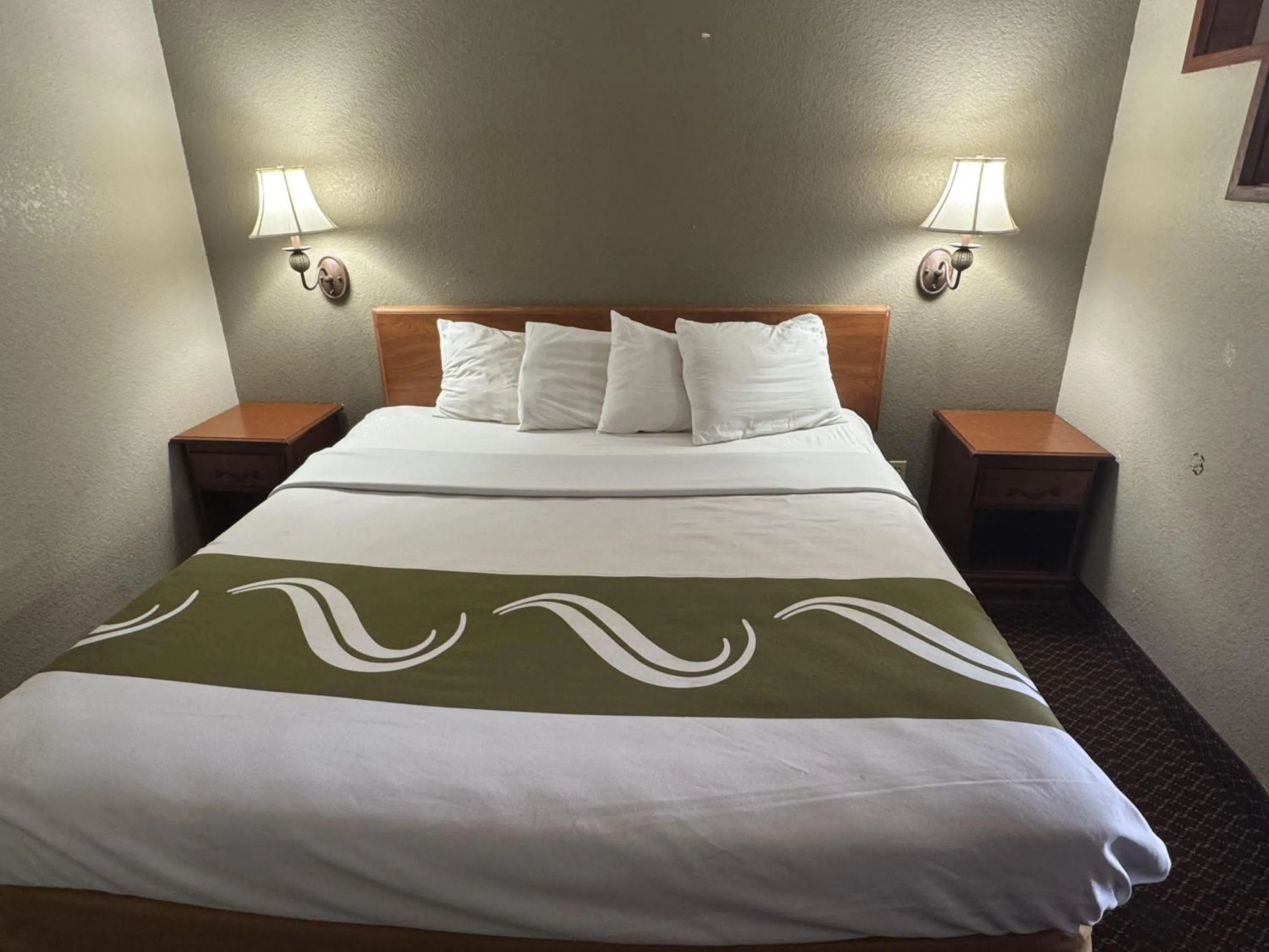 Bed in Rodeway Inn & Suites South of Fiesta Park