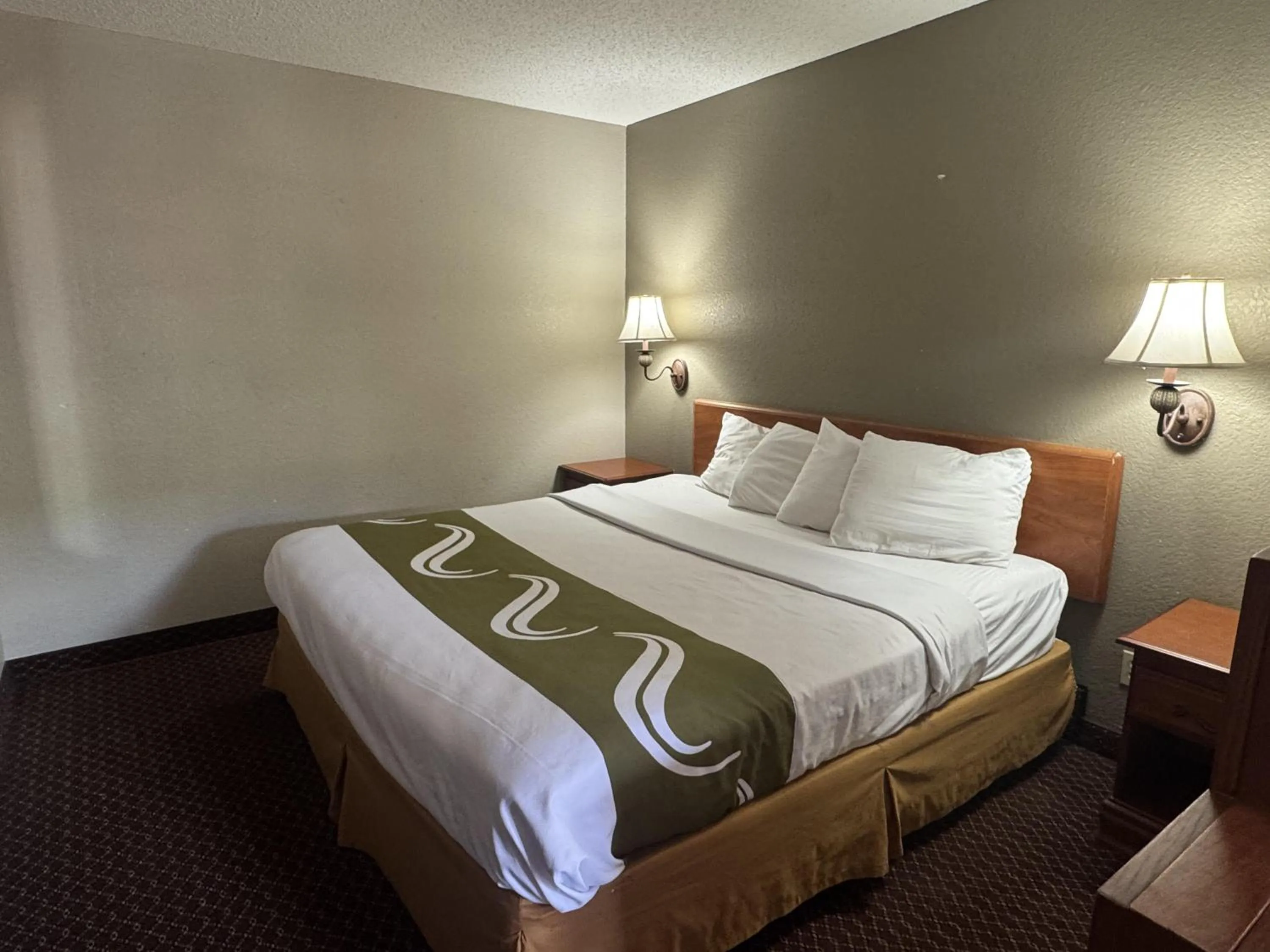 Bedroom, Bed in Rodeway Inn & Suites South of Fiesta Park