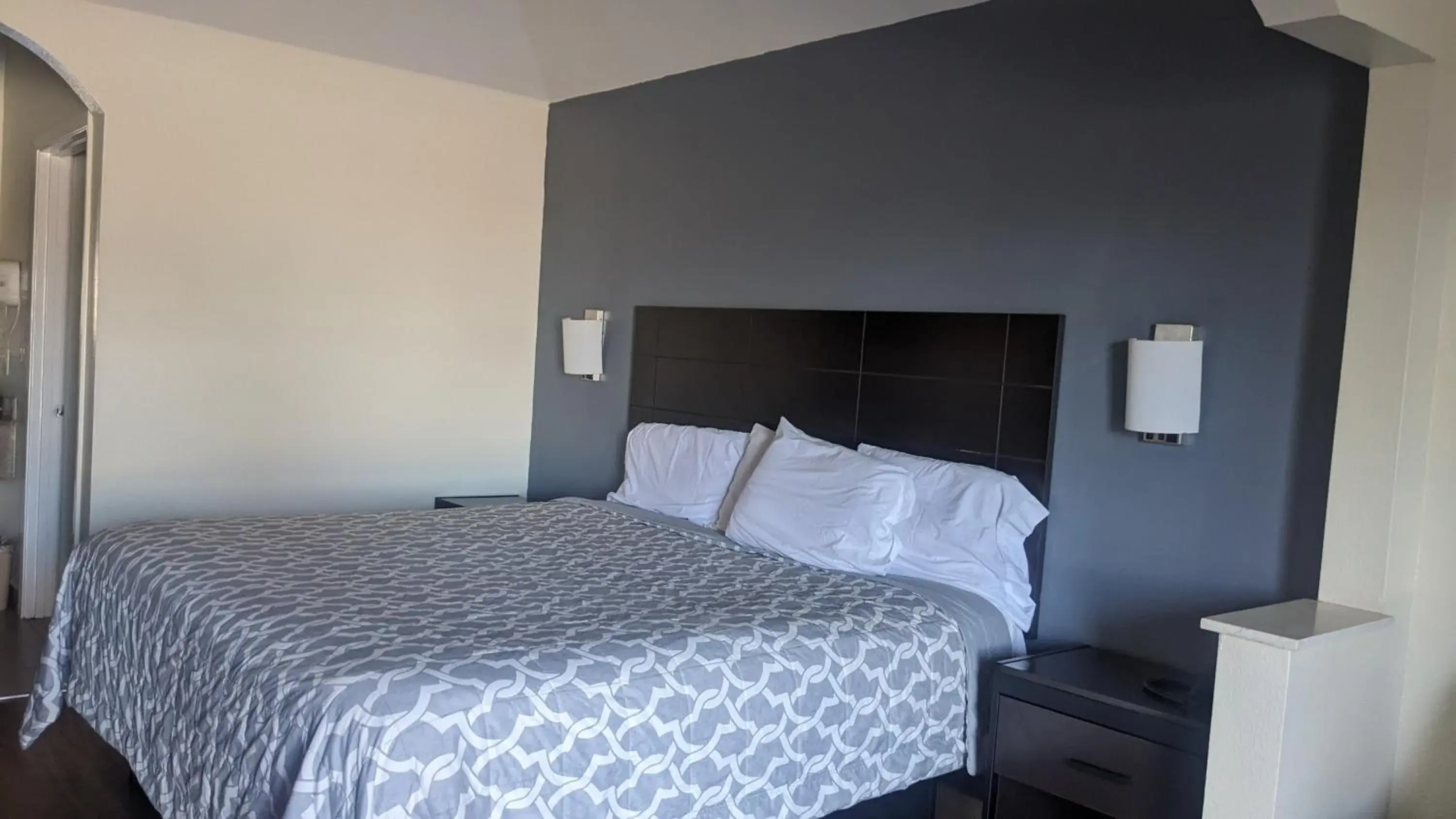 Bed in Rodeway Inn & Suites Bed in Rodeway Inn & Suites