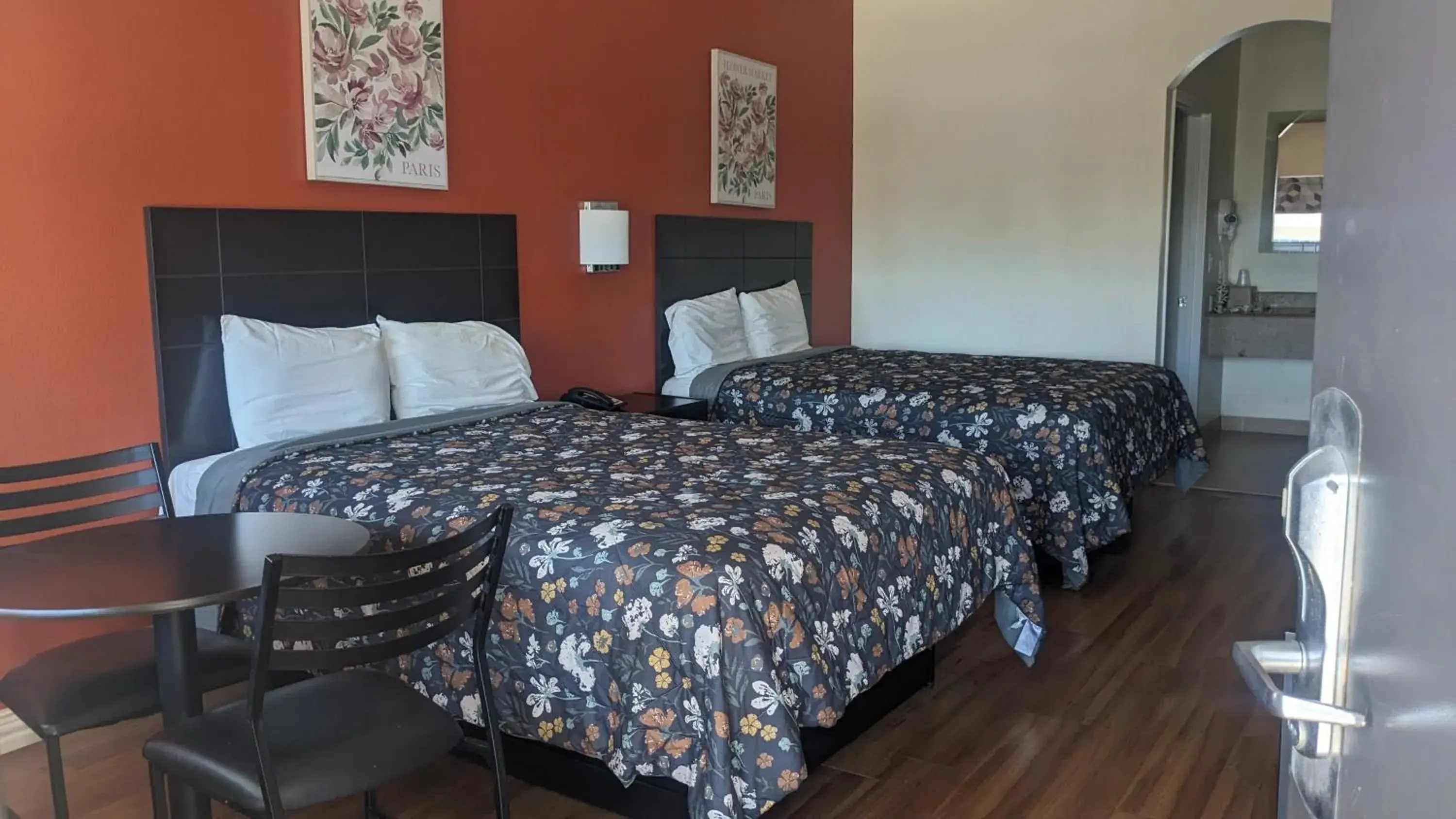 Bed in Rodeway Inn & Suites Bed in Rodeway Inn & Suites