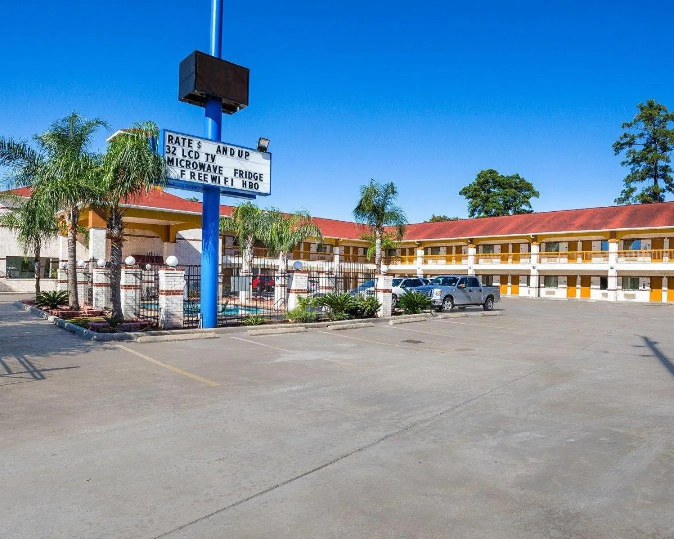 Property building in Rodeway Inn & Suites Humble IAH