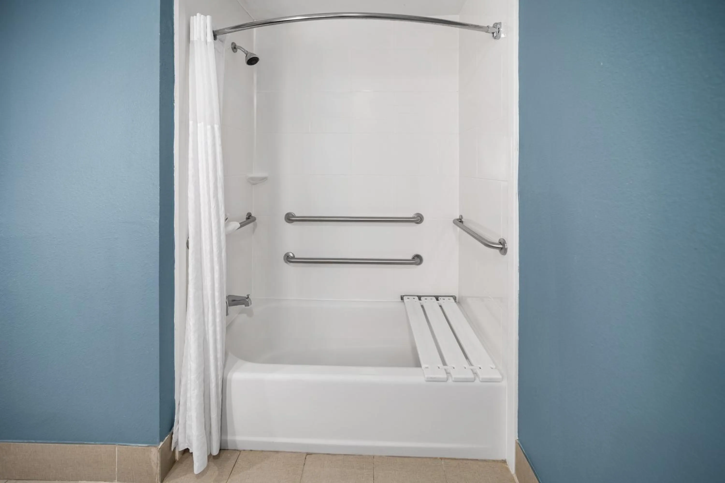 Bath in Wingate by Wyndham College Station South