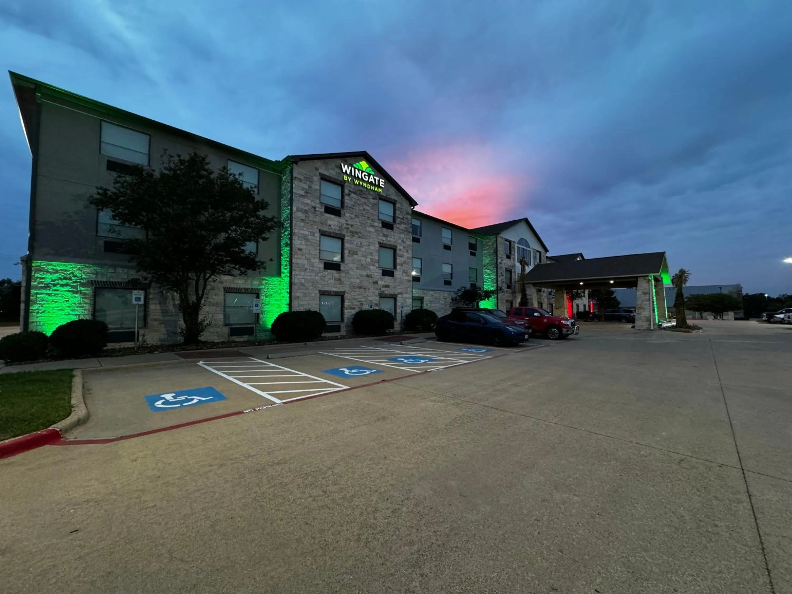 Property building in Wingate by Wyndham College Station South