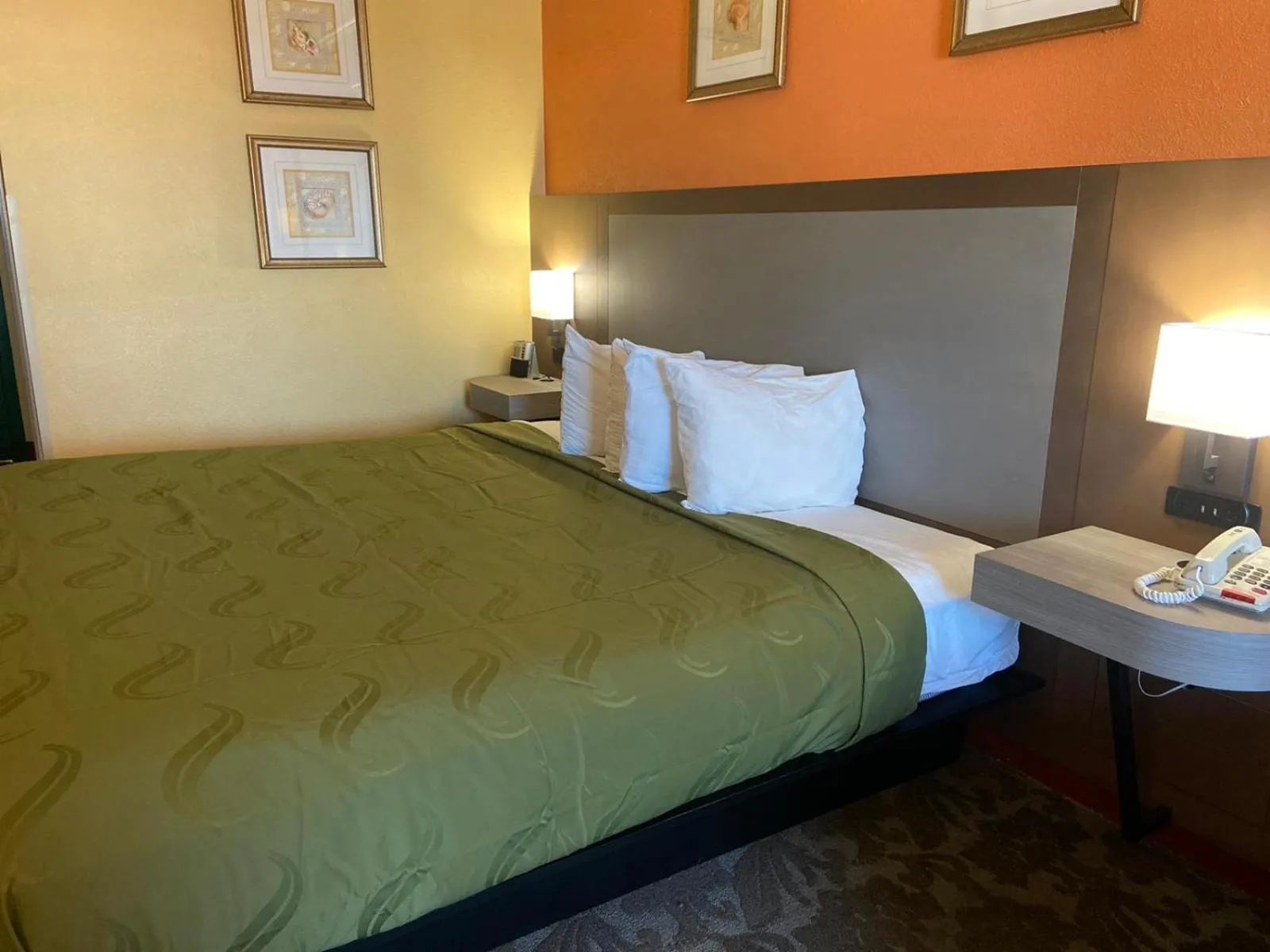 Bed in Quality Inn & Suites Galveston - Beachfront