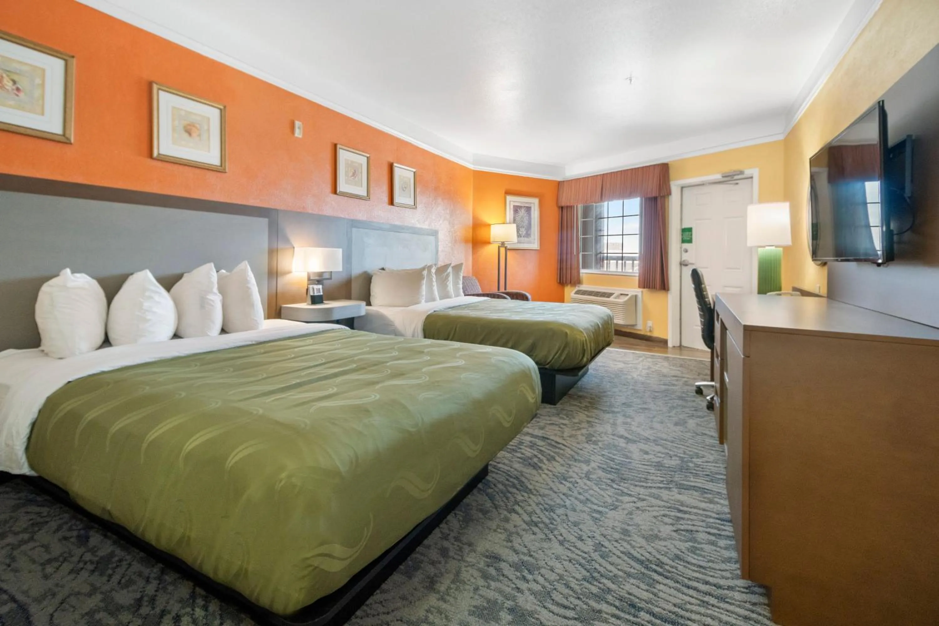 Photo of the whole room, Bed in Quality Inn & Suites Galveston - Beachfront